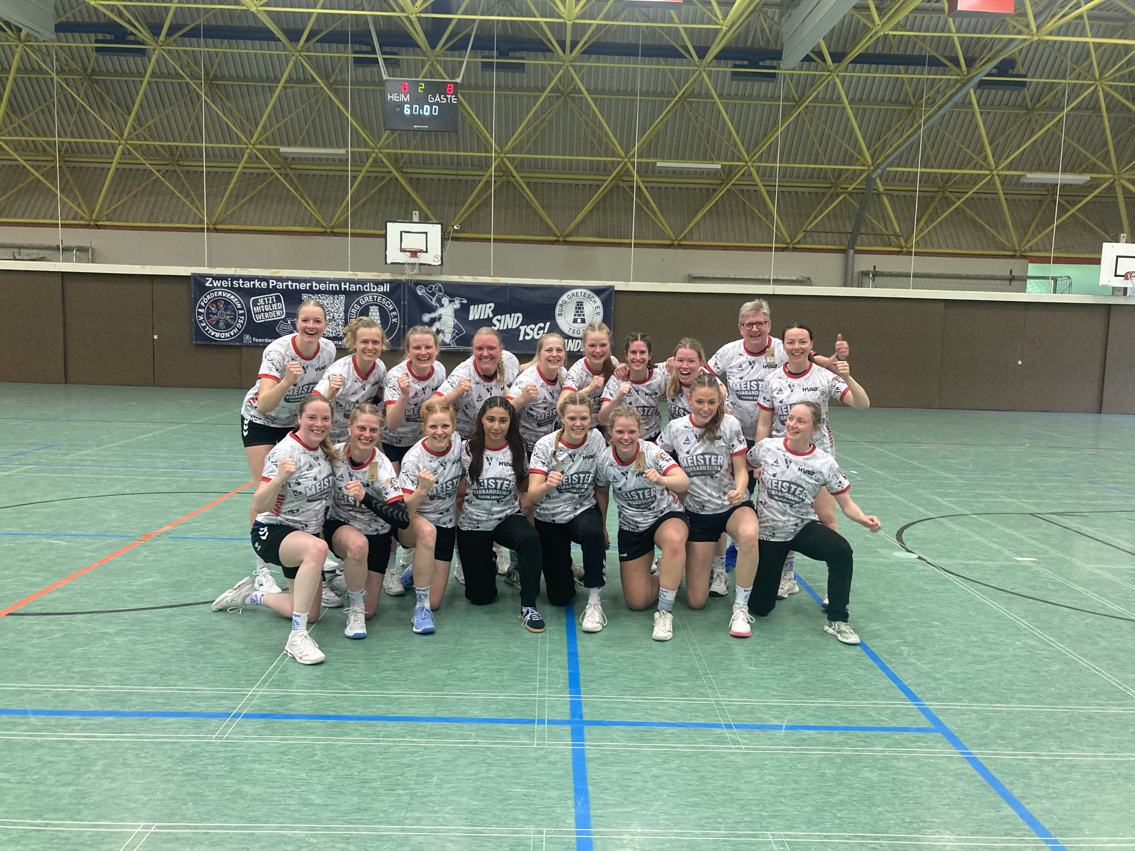 Teamfoto der Damenmannschaft von Burg Gretesch in der Verbandsliga nach einem Handballspiel