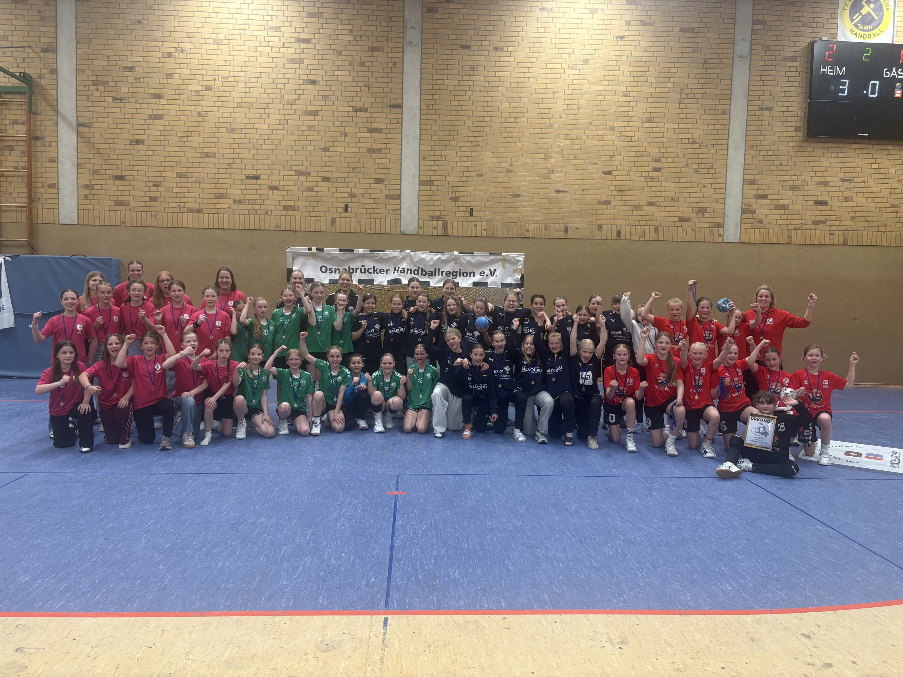 Gruppenfoto der Final Four WJE Mannschaften in der Osnabrücker Handballregion
