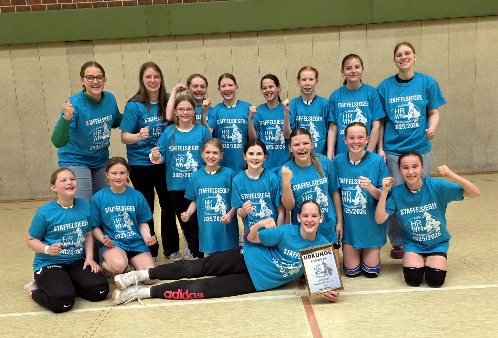 Gruppenfoto der Handballmannschaft GW Mühlen WJD RK Ost als Staffelsieger 2025/2026