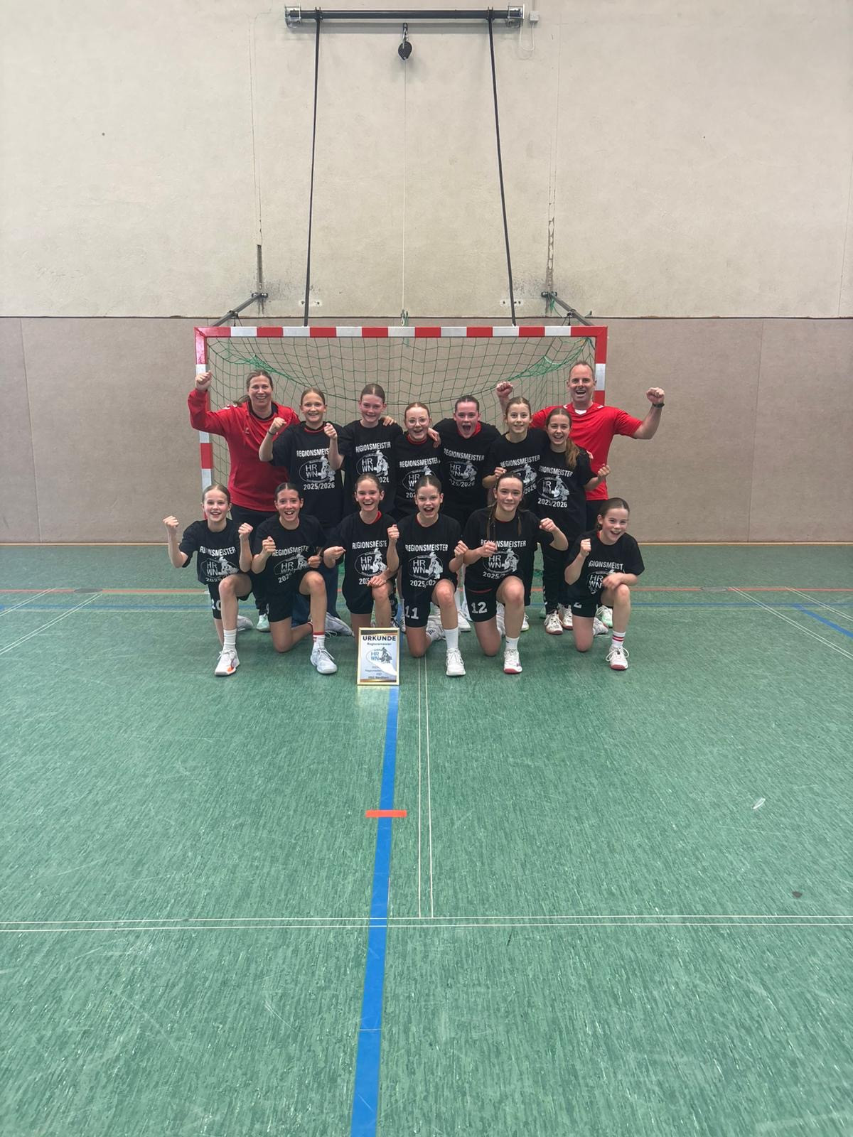 HSG Nordhorn WJD Handballmannschaft feiert die Meisterschaft in der Sporthalle