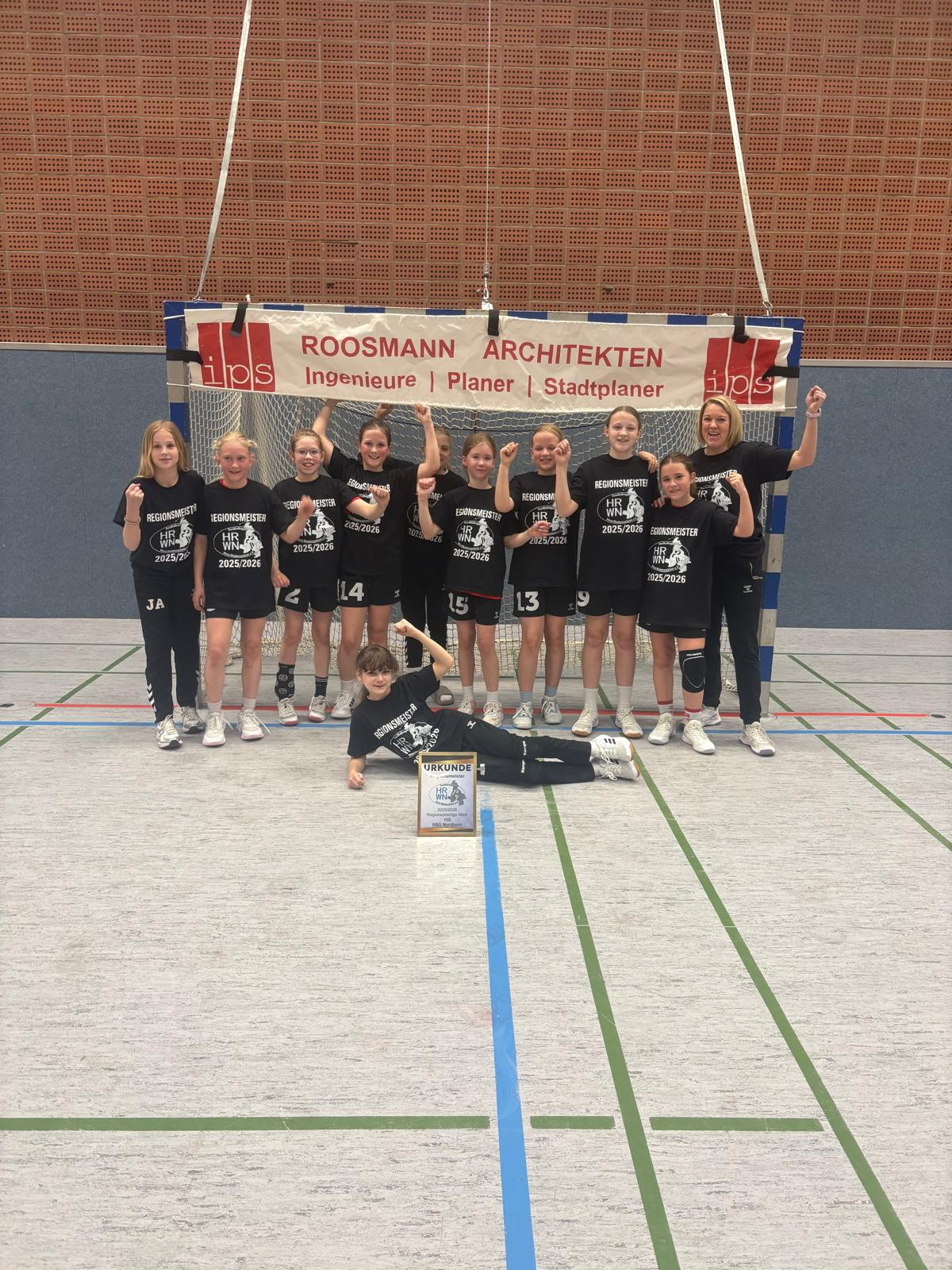HSG Nordhorn WJE Handballteam feiert die Meisterschaft in der Sporthalle