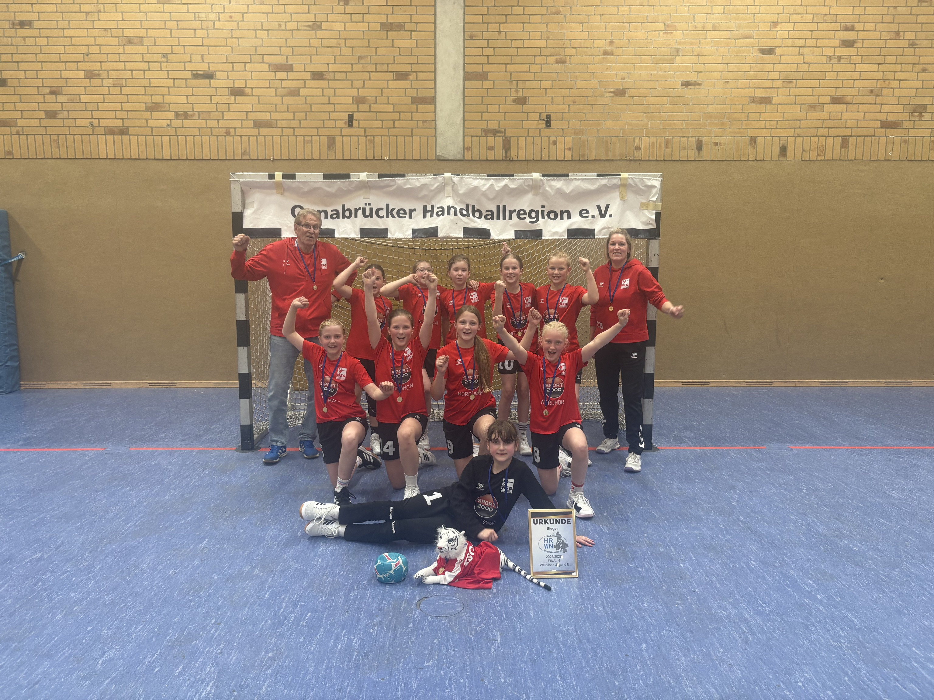 HSG Nordhorn WJE Team beim Final Four Turnier in der Osnabrücker Handballregion, Mannschaftsjubel mit Urkunde