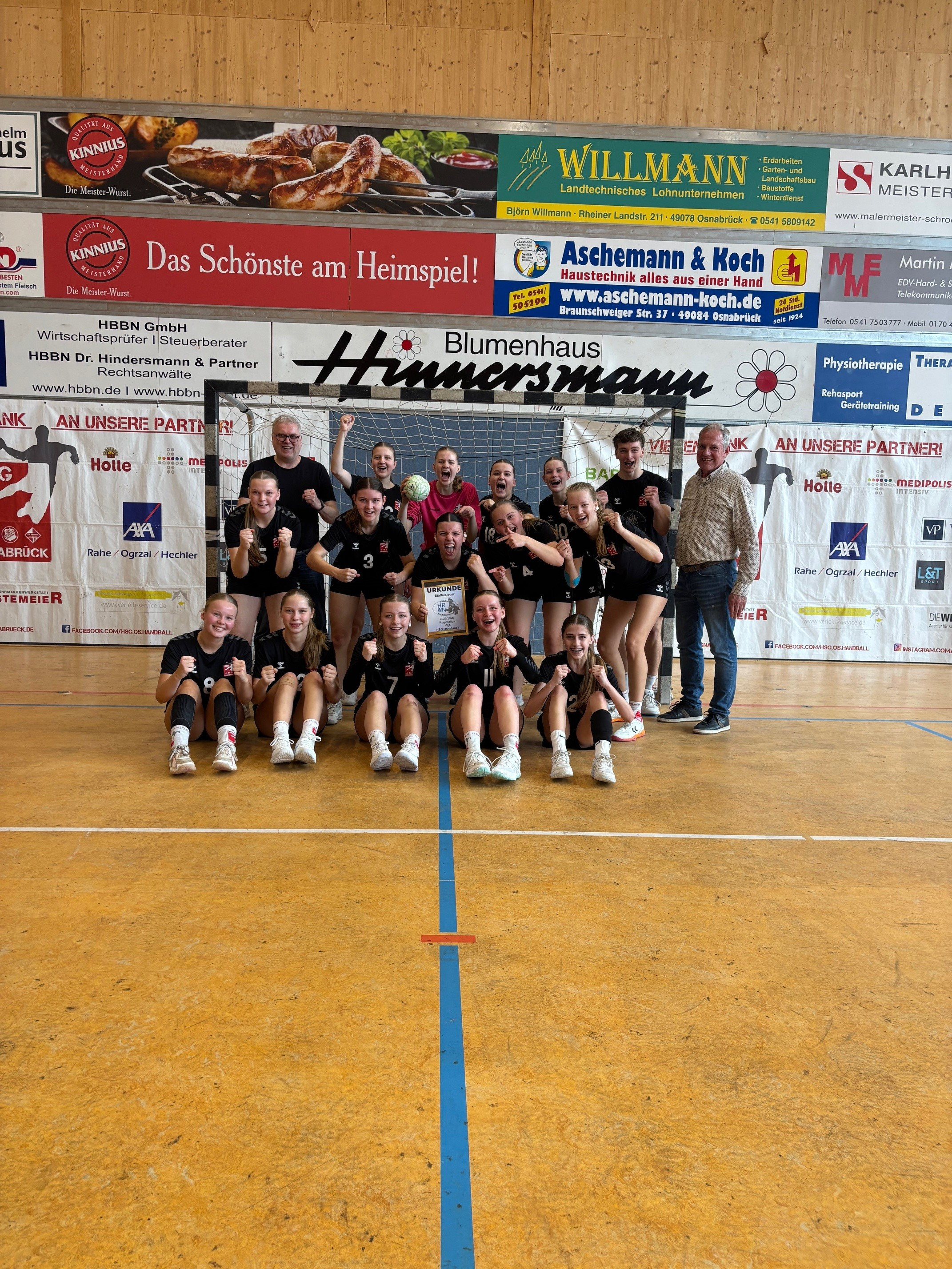 HSG Osnabrück WJA Teamfoto in der Regionsliga nach einem Handballspiel in der Sporthalle