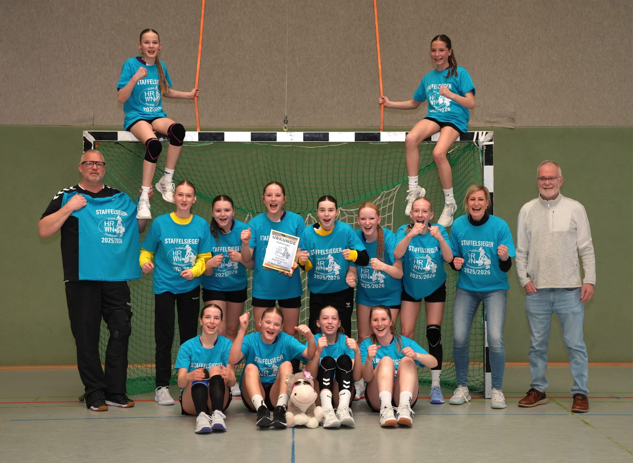 Handballmannschaft feiert Staffelsieg HR WIN 2025/2026 mit Urkunde in Sporthalle