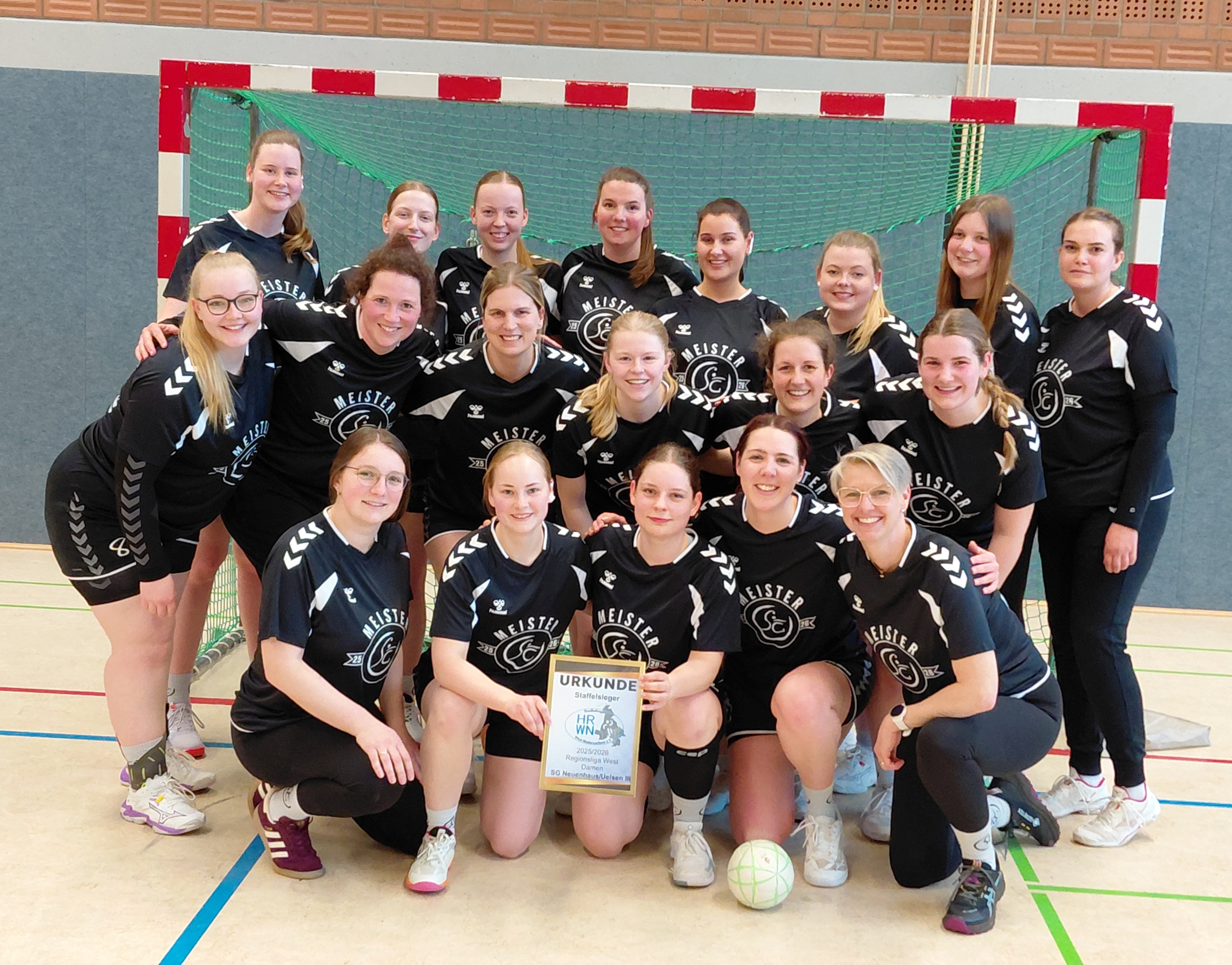 Mannschaftsfoto der SG Neuenhaus Frauen in der Regionsklasse mit Urkunde in einer Sporthalle