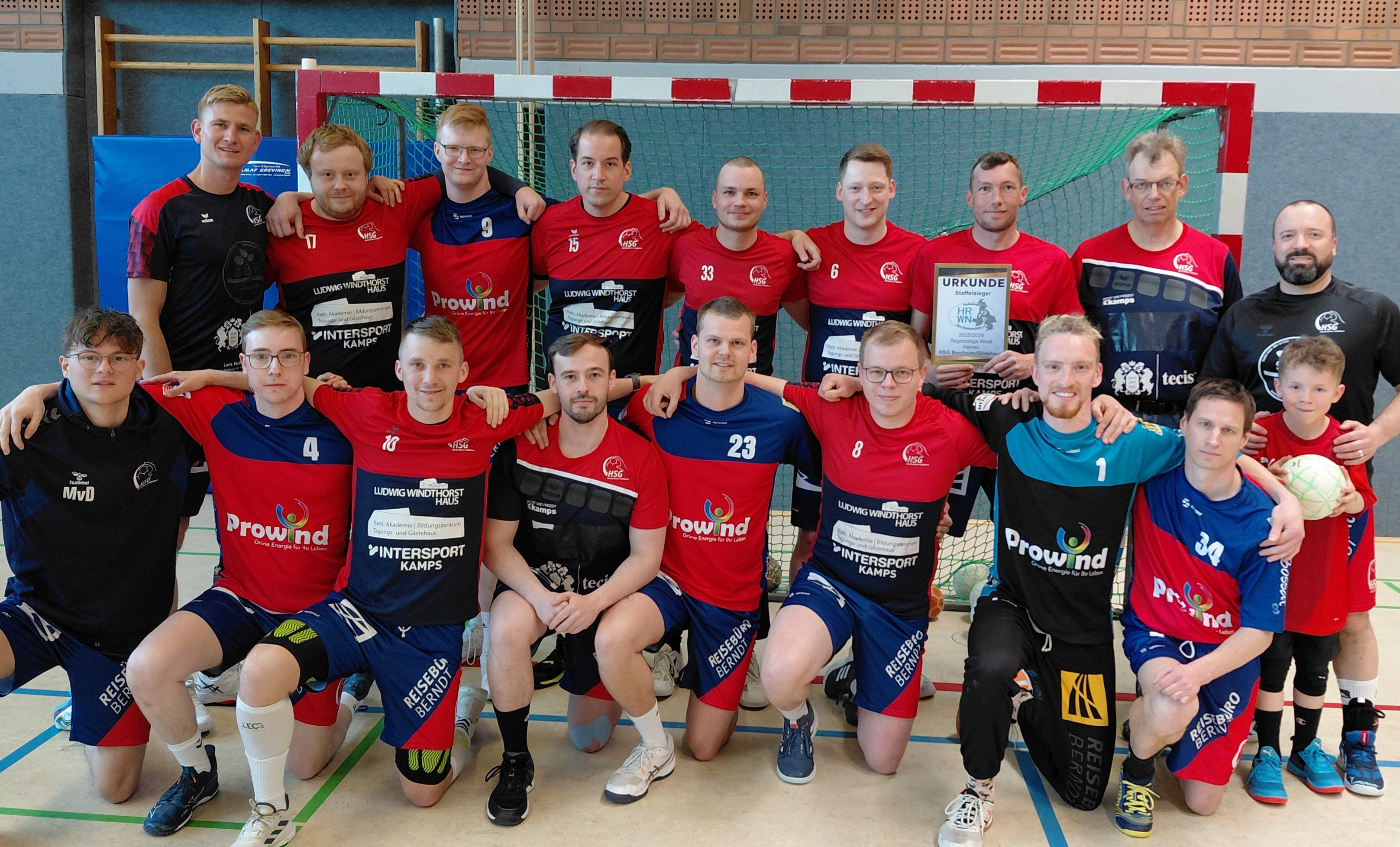 Mannschaftsfoto der ROL Herren HSG Bentheim Gildehaus Handballteam in der Sporthalle