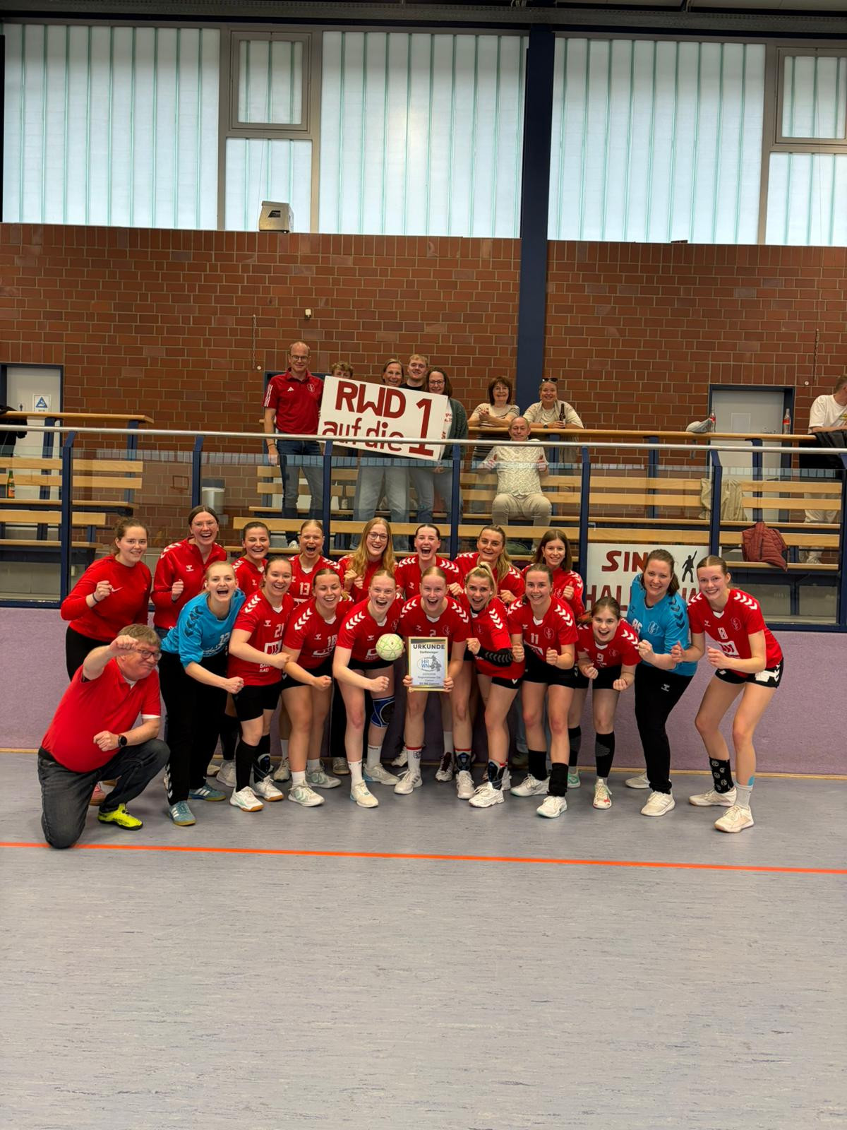 Mannschaftsfoto der RW Damme Staffelsieger RK Damen Ost Handballteam mit Urkunde in einer Sporthalle