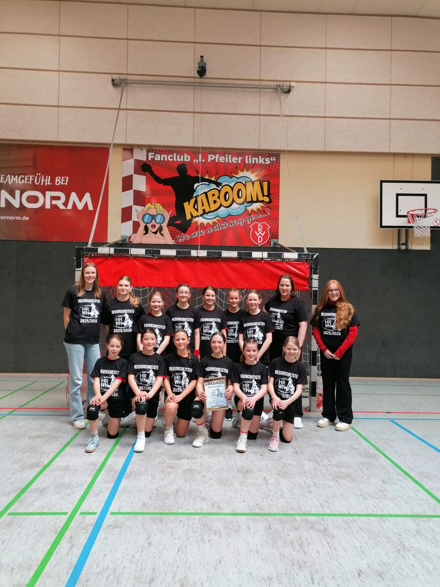 Teamfoto der weiblichen Jugend E von RW Damme als Regionsmeister 2023/2024 in der Sporthalle
