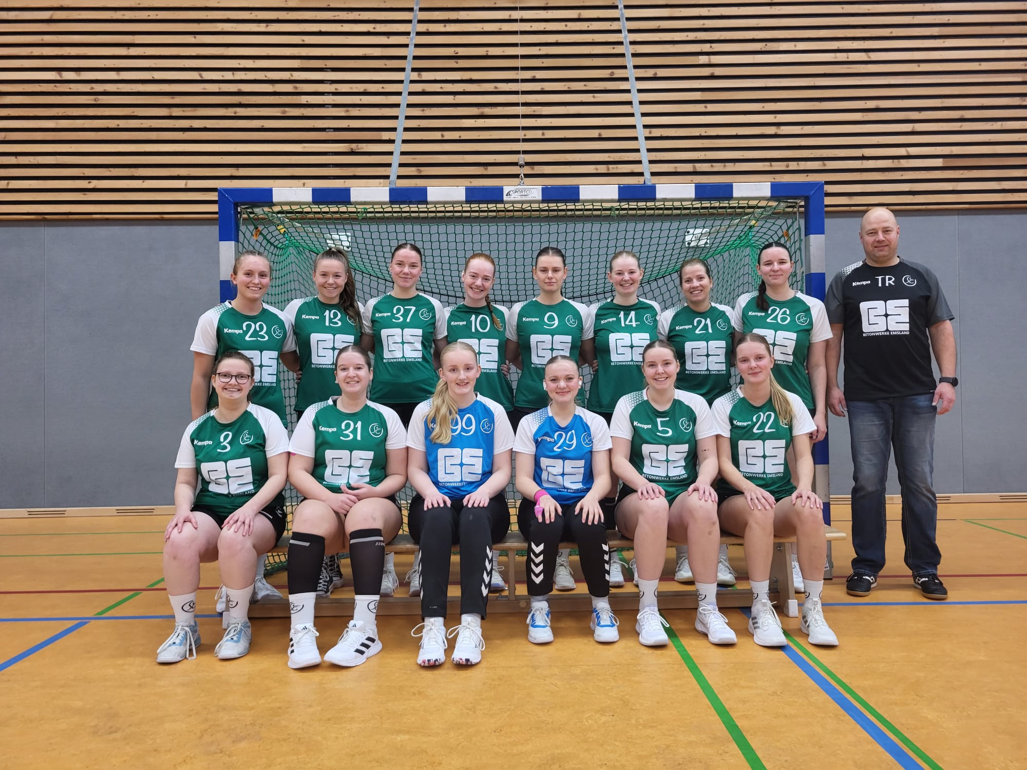Teamfoto der SG Neuenhaus Uelsen RK Frauen West Handballmannschaft in der Sporthalle