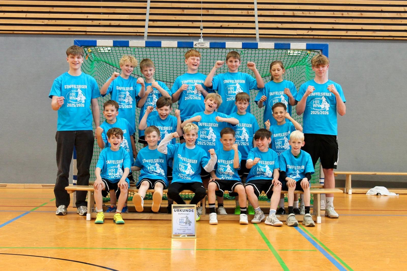 SG Neuenhaus Uelsen Staffelsieger MJE Handballmannschaft 2025/2026 feiert den Staffelsieg in der Sporthalle