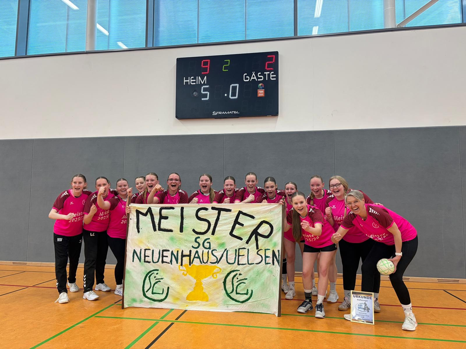 SG Neuenhaus/Uelsen WJB Handballmannschaft feiert Staffelsieg in der Sporthalle