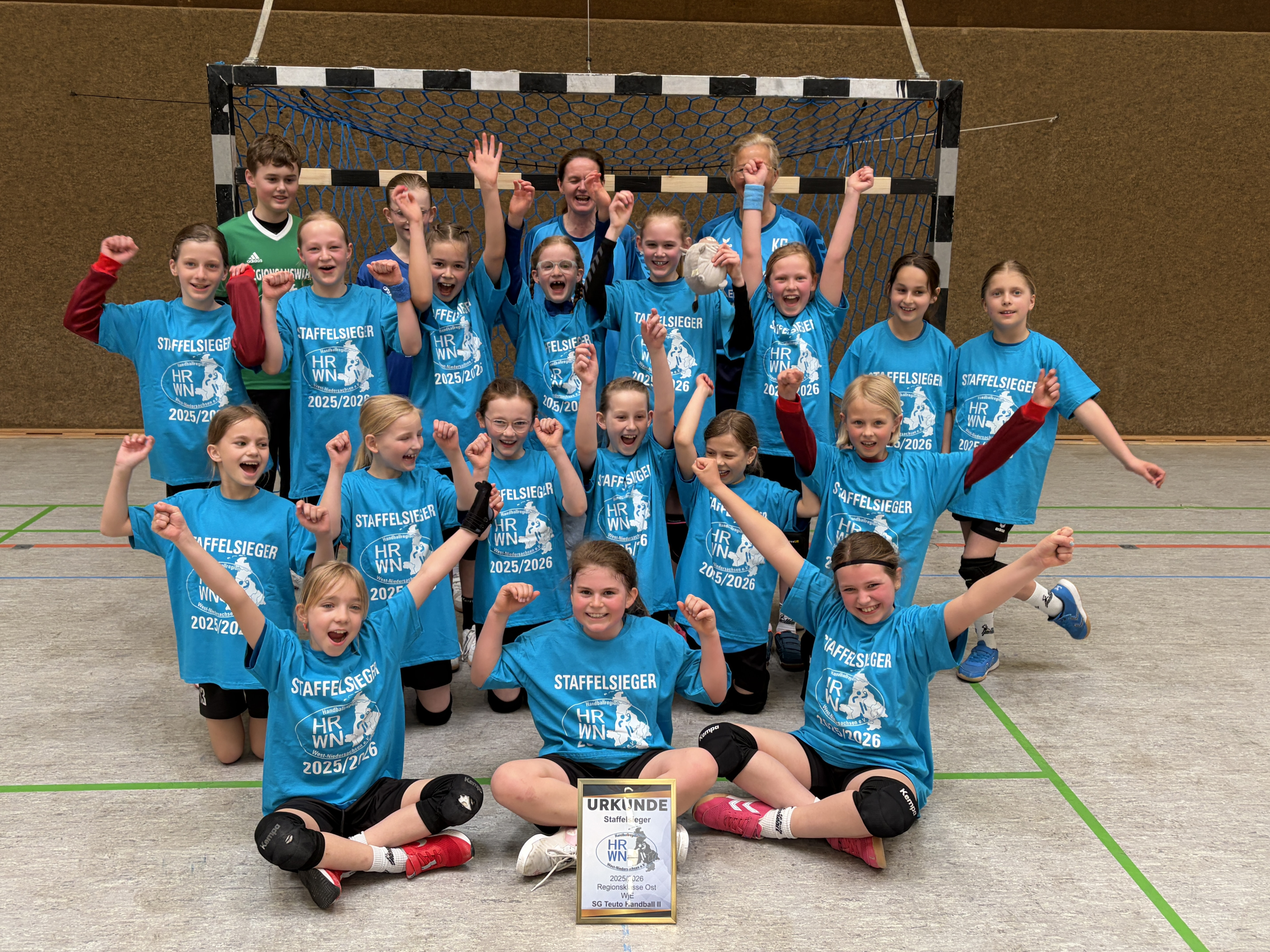 SG Teuto 2 RK WJE Handballmannschaft feiert Staffelsieg 2025/2026 mit Urkunde in der Sporthalle
