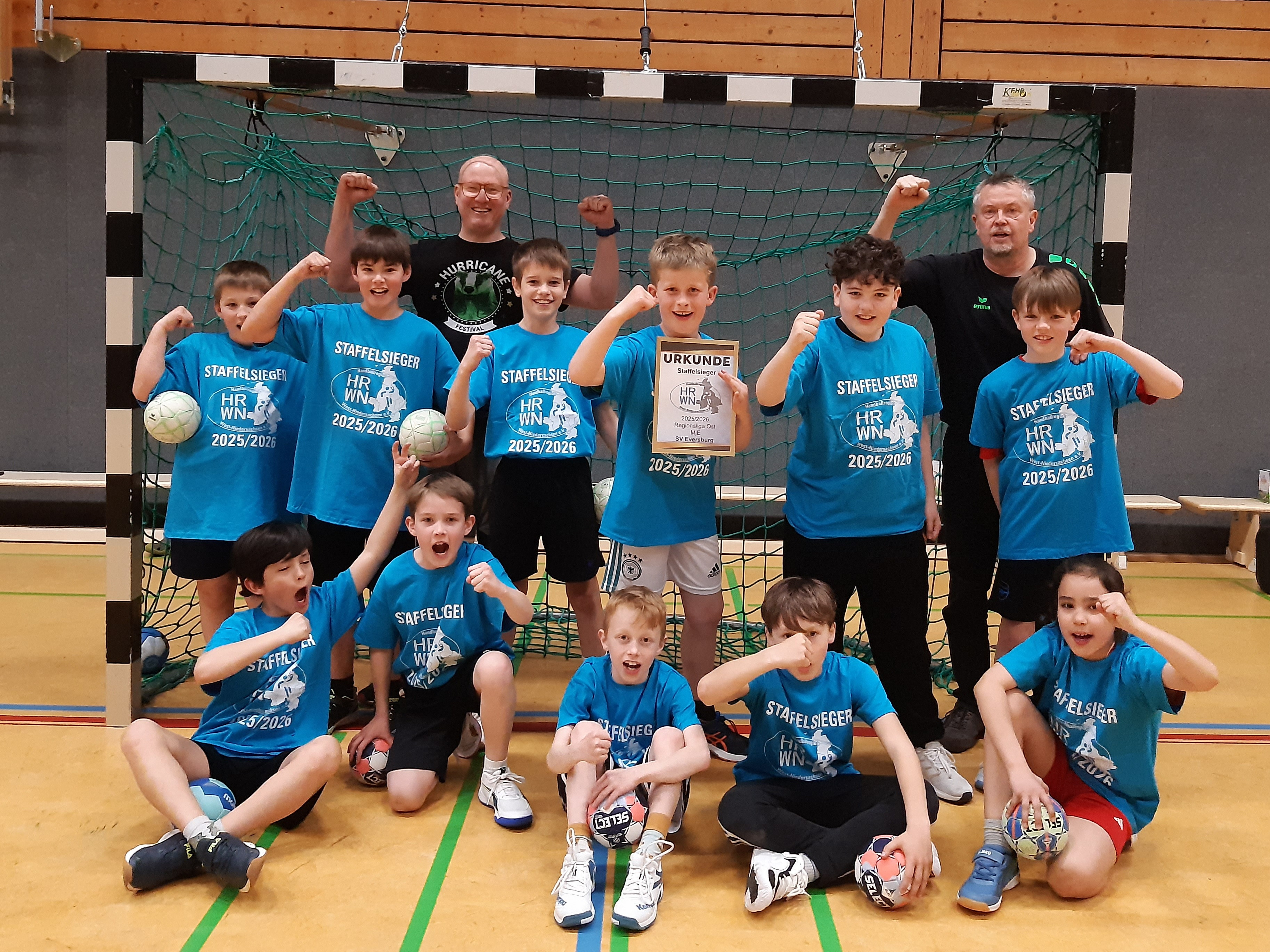 SV Eversburg MJE West Handballmannschaft feiert Staffelsieg 2025/2026 in der Sporthalle