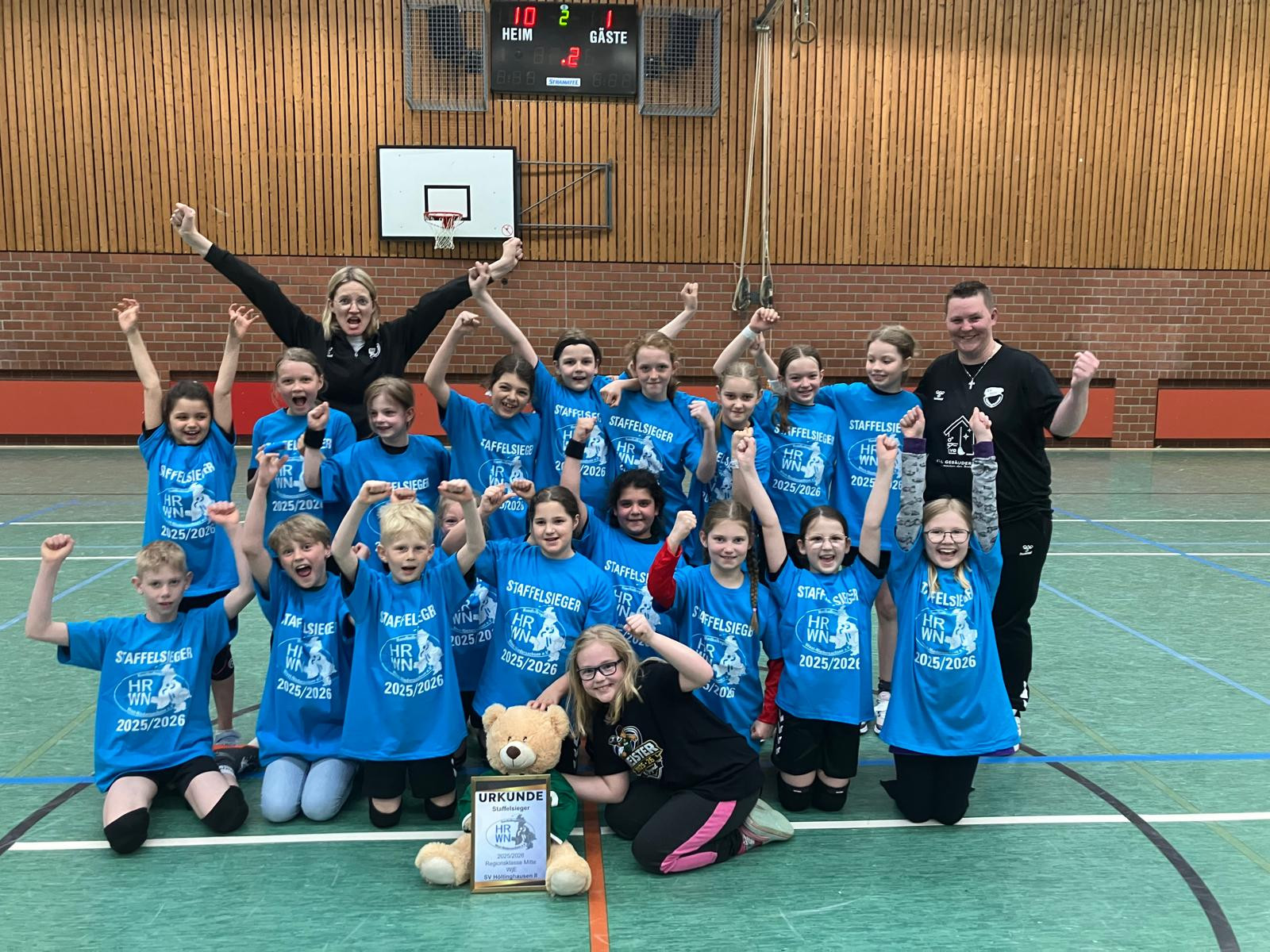 SV Holtinghausen II RK E-Jugend feiert Staffelsieg in der Sporthalle mit Urkunde und Trainerteam