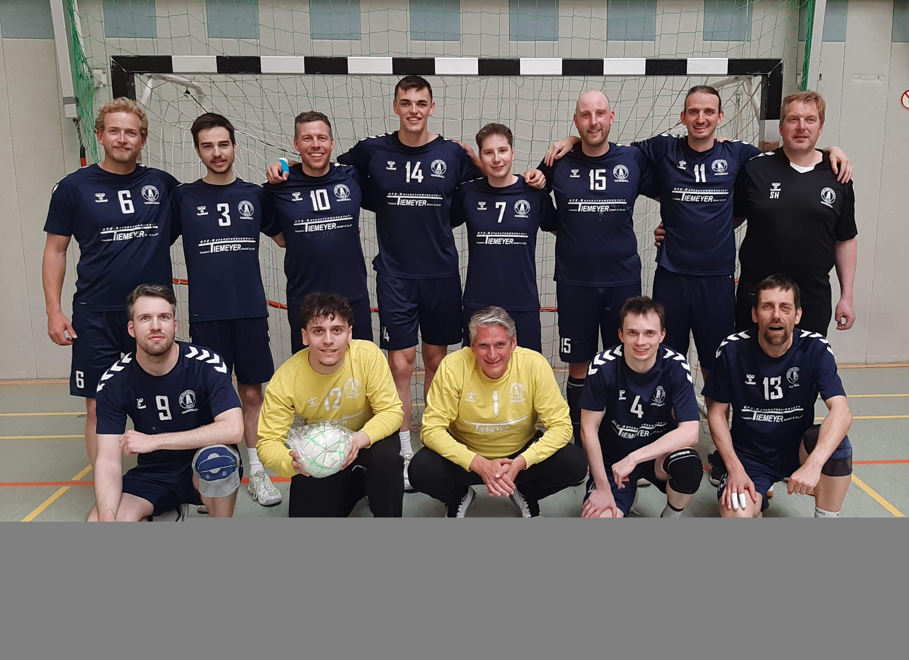 Mannschaftsfoto der TSG Burg Gretesch RKM Ost Herren Handballmannschaft in der Sporthalle