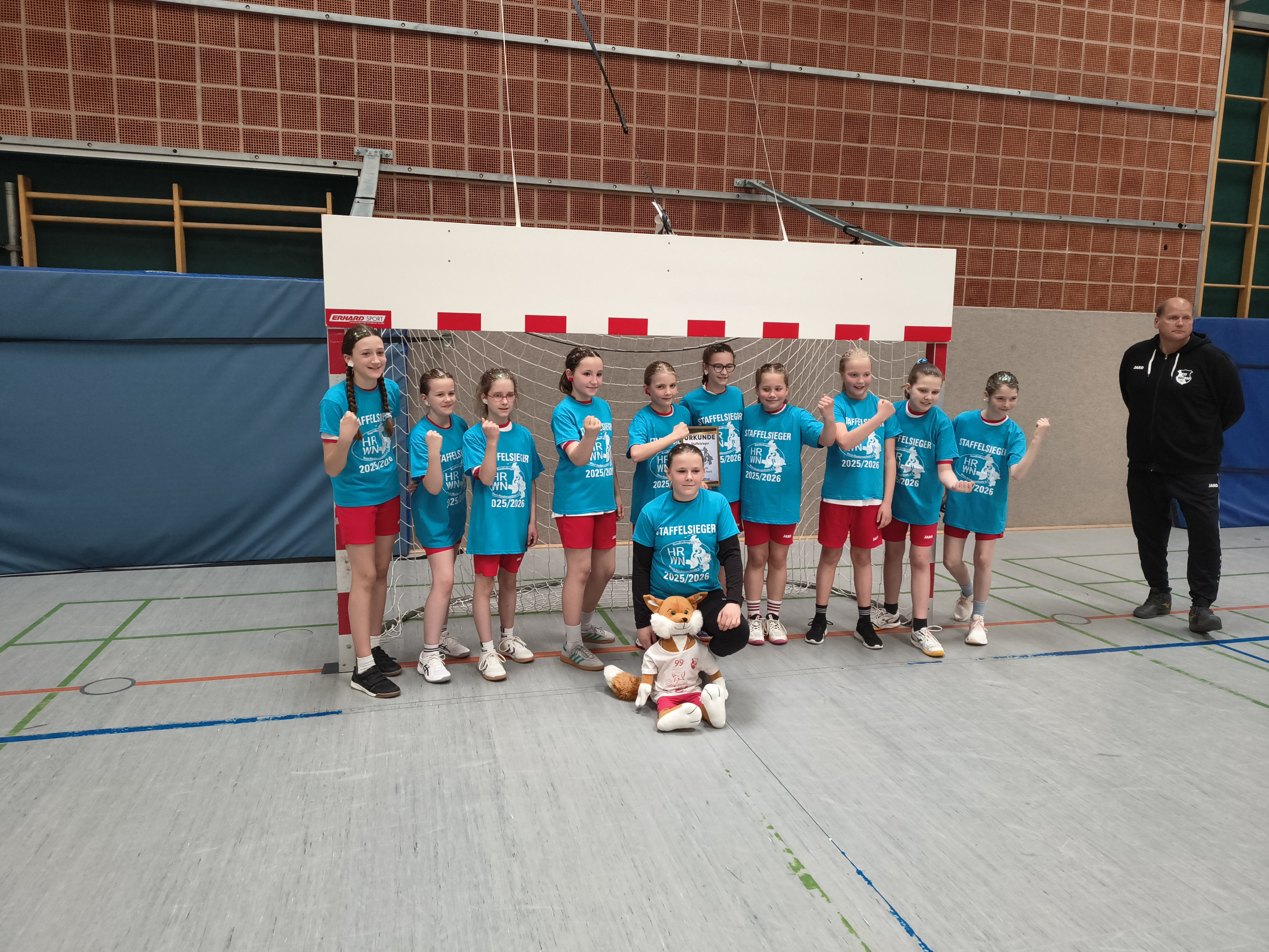 Mädchenmannschaft des TSV Holtrop WJE in der Regionsliga feiert Staffelsieg in einer Sporthalle