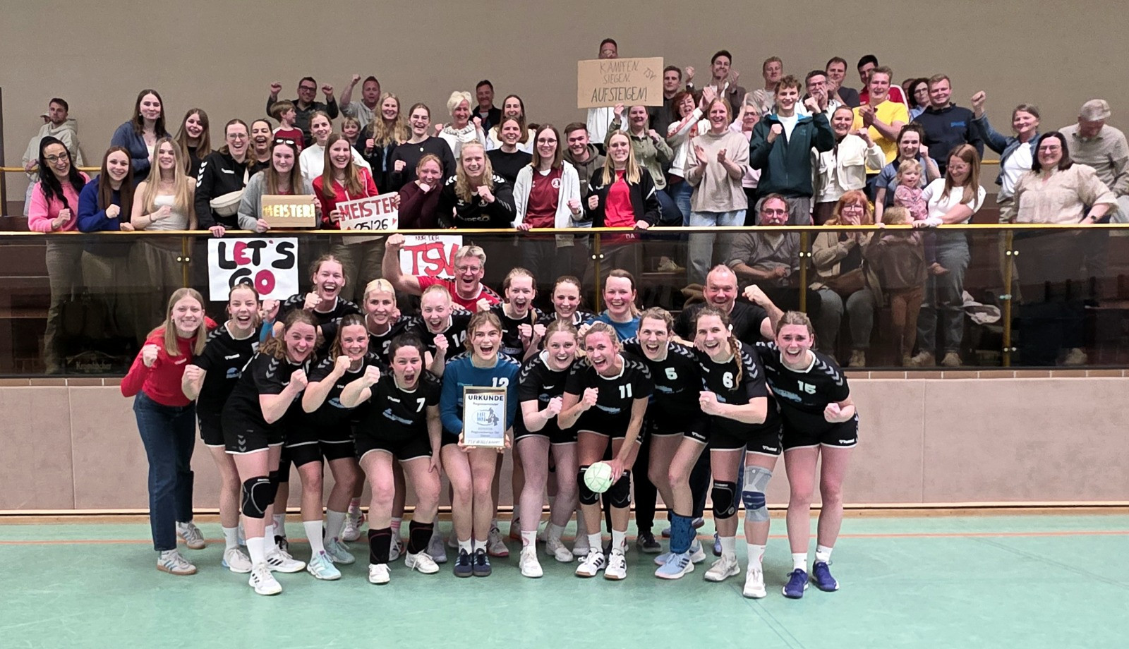 TSV Wallenhorst ROL Ost Damen Handballmannschaft feiert Aufstieg mit Fans in der Halle