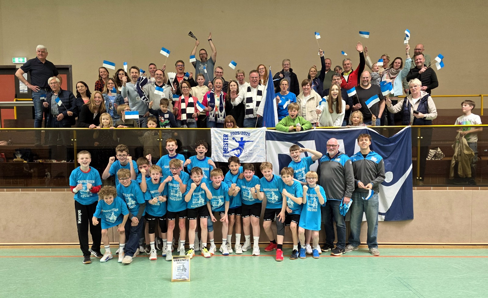Jubelnde Mannschaft und Fans des TuS BW Lohne nach dem Gewinn der Regionsliga MJD
