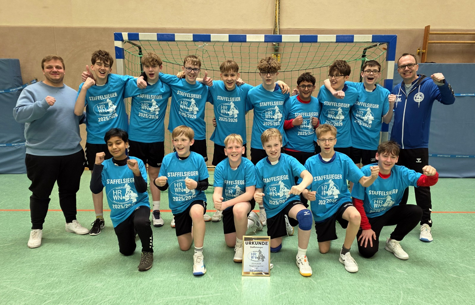 Mannschaft des TuS Lemförde feiert den Staffelsieg in der Regionsliga MJC Ost 2025/2026 mit Urkunde in der Sporthalle