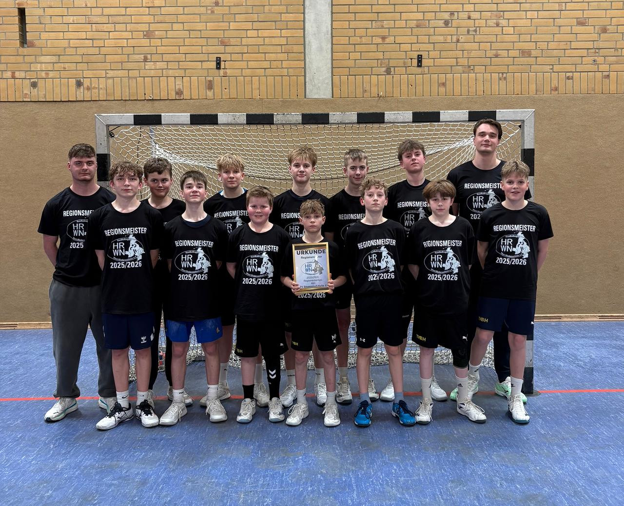 TV Bissendorf MJC Handballmannschaft als Regionsmeister 2025/2026 vor dem Tor mit Urkunde