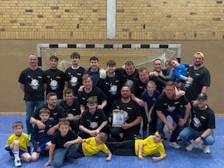 Gruppenfoto der 2. Herrenmannschaft des TV Bissendorf in einer Sporthalle