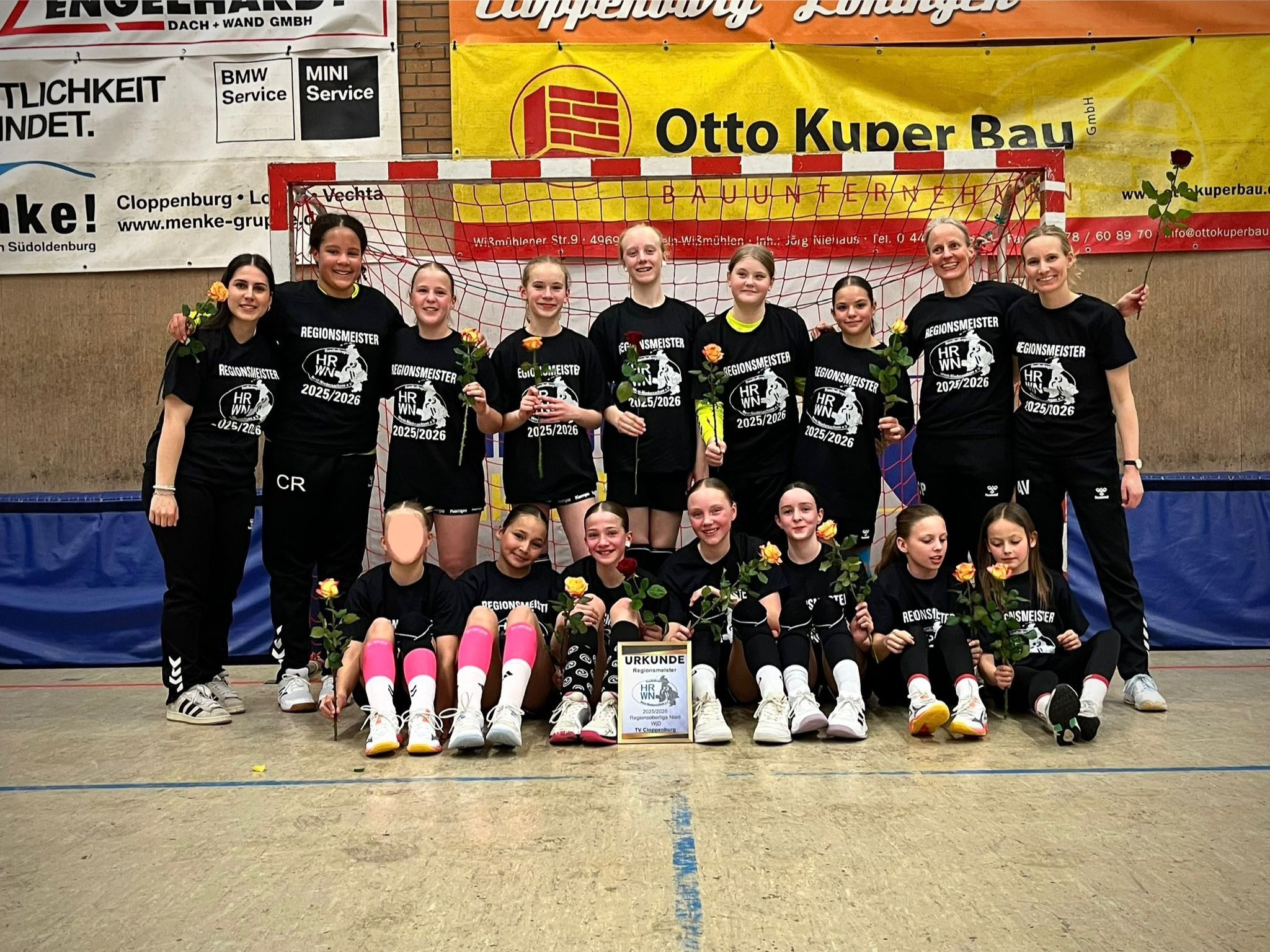 Handballmannschaft TV Cloppenburg ROL WJD Nord feiert die Regionsmeisterschaft 2025/2026 in der Sporthalle
