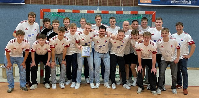 Mannschaftsfoto der TV Dinklage ROL Herren Handballmannschaft in einer Sporthalle