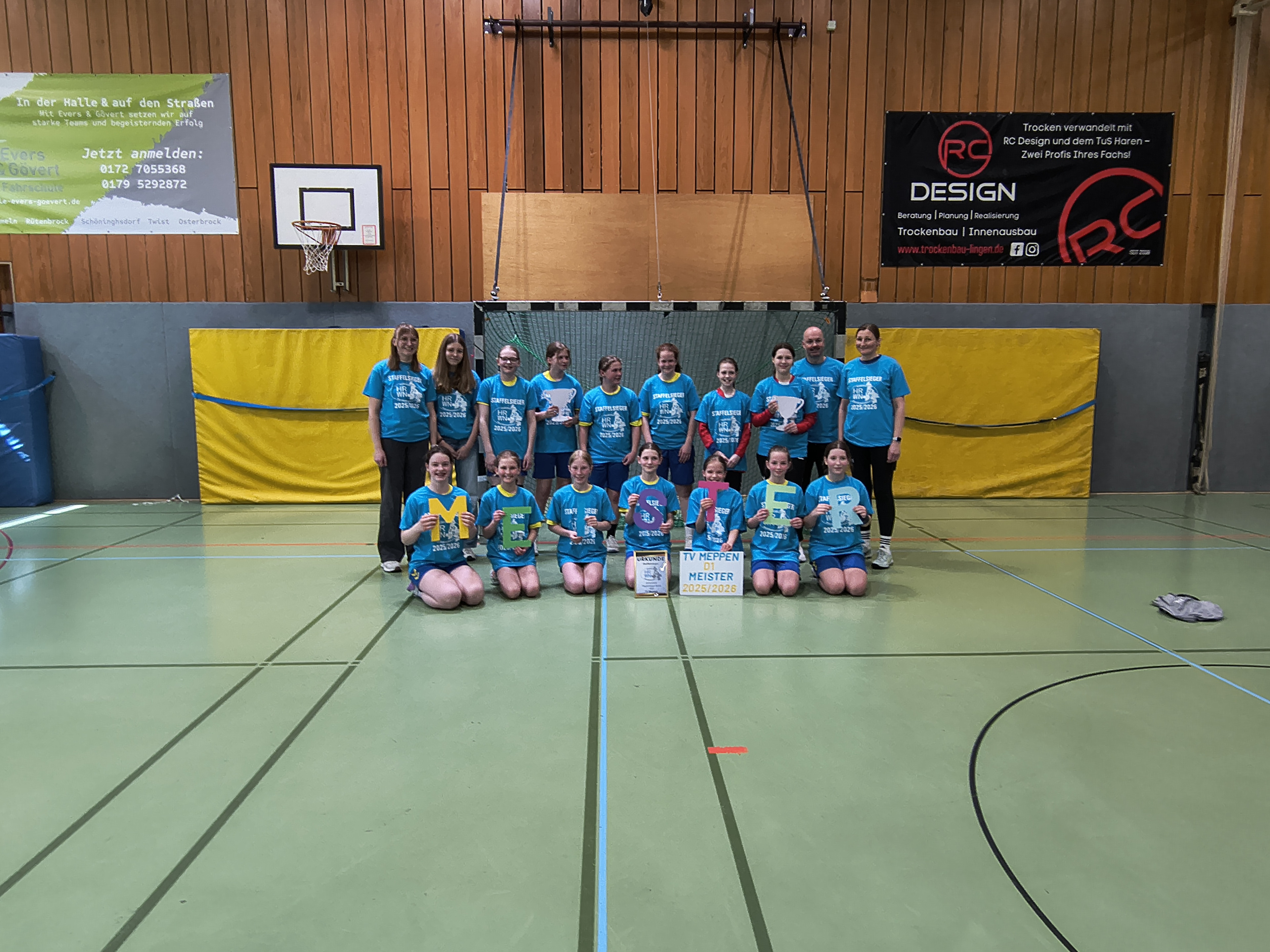 TV Meppen Staffelsieger WJD RL Mannschaftsbild in der Sporthalle nach dem Gewinn der Meisterschaft 2025/2026