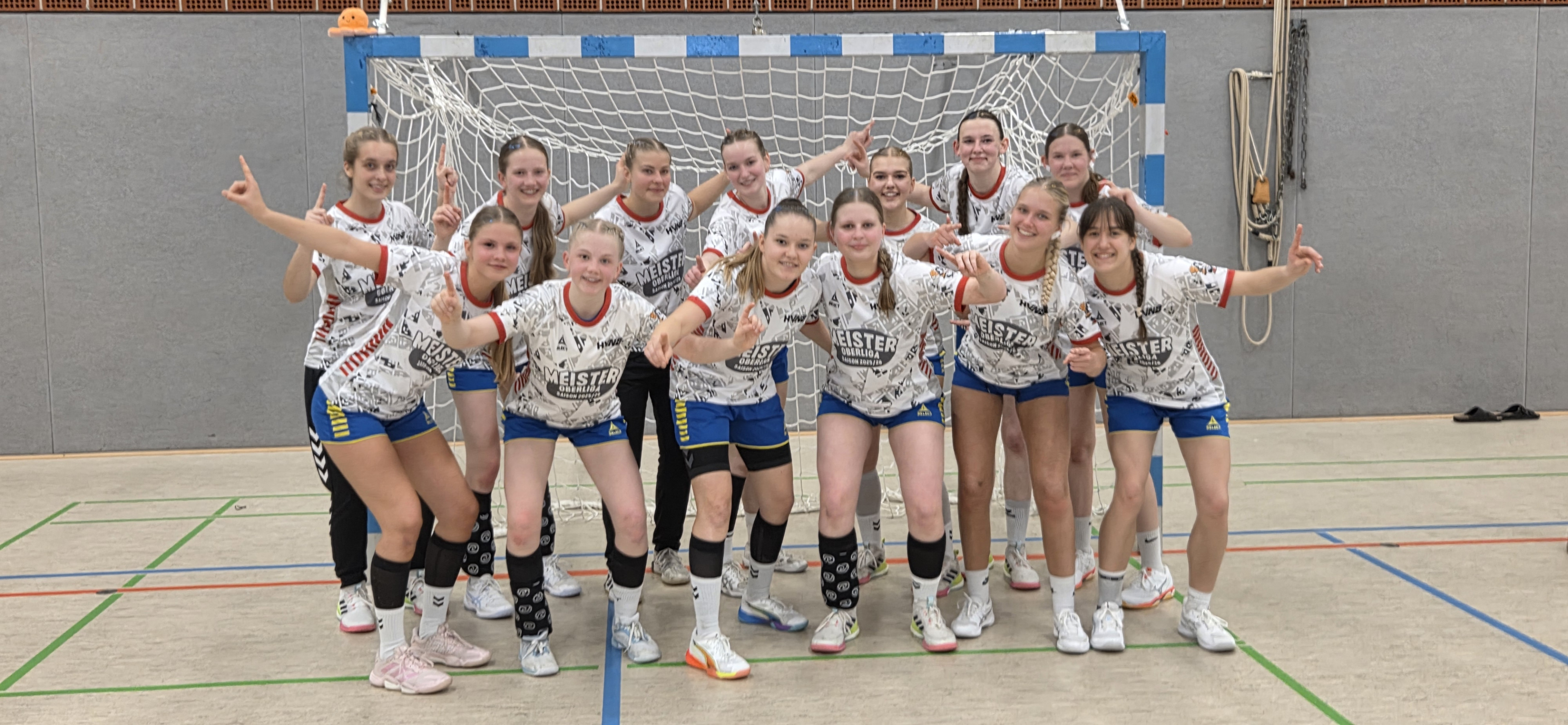 TV Meppen WJB Handballmannschaft feiert Meisterschaft in der Sporthalle