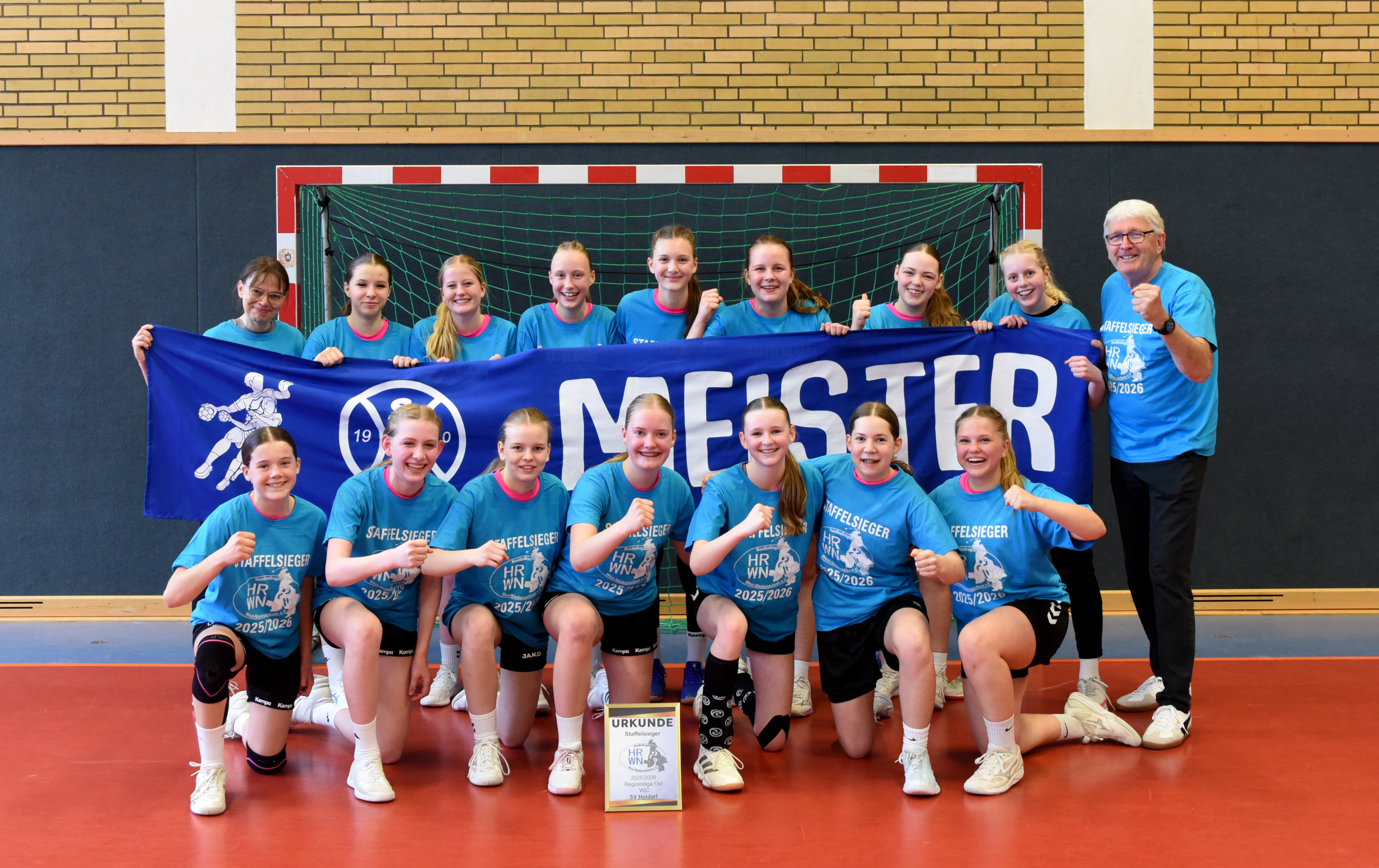 Meister-Team des SV Holdorf feiert den Staffelsieg in der WC-Regionalliga Ost 2025/2026 in der Sporthalle