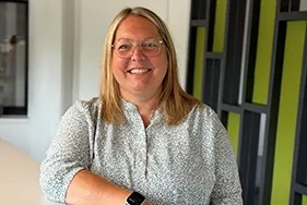 Porträtfoto von Ulrike Clemens, lächelnde Frau mit Brille
