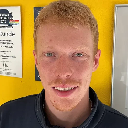 Porträt von Dirk vor einer gelben Wand