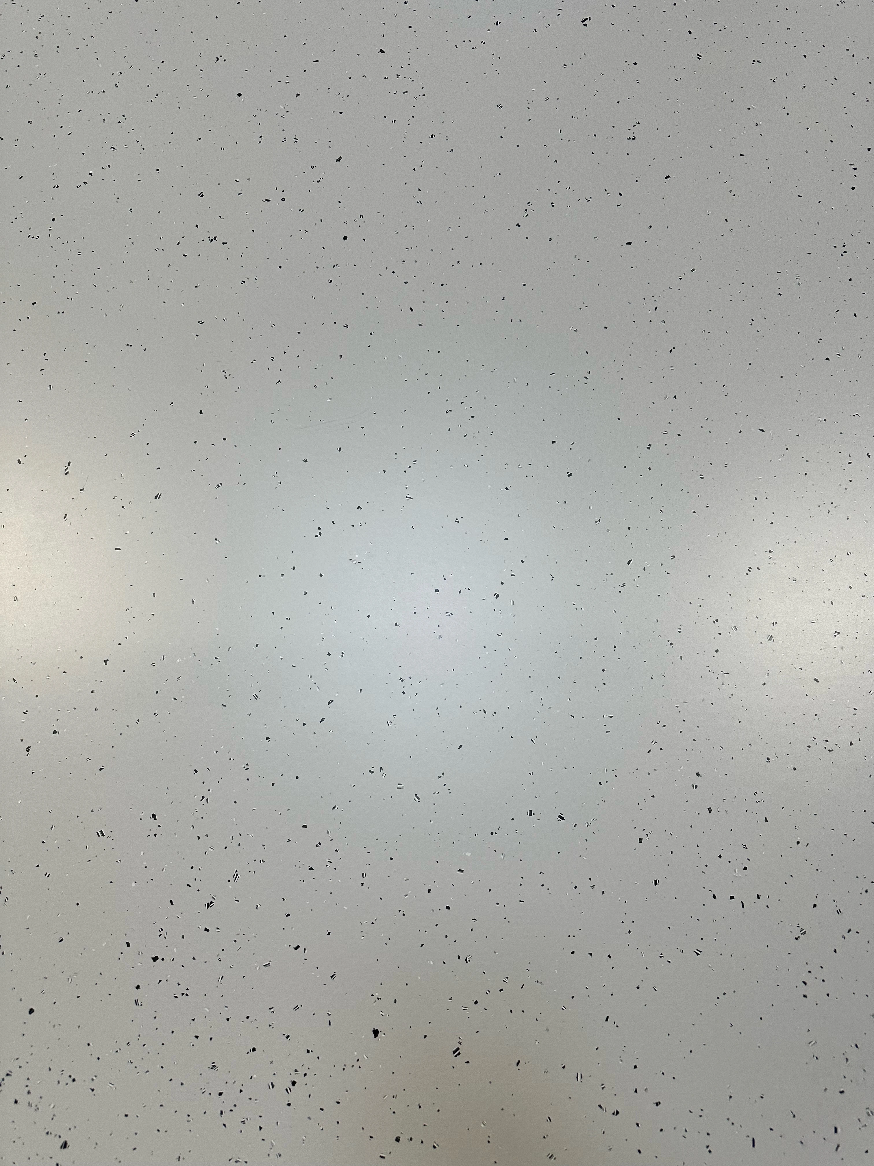 Graue, gesprenkelte Oberfläche mit schwarzen Punkten am 22.11.2025 um 14:00 Uhr Graue, gesprenkelte Oberfläche mit kleinen schwarzen Punkten