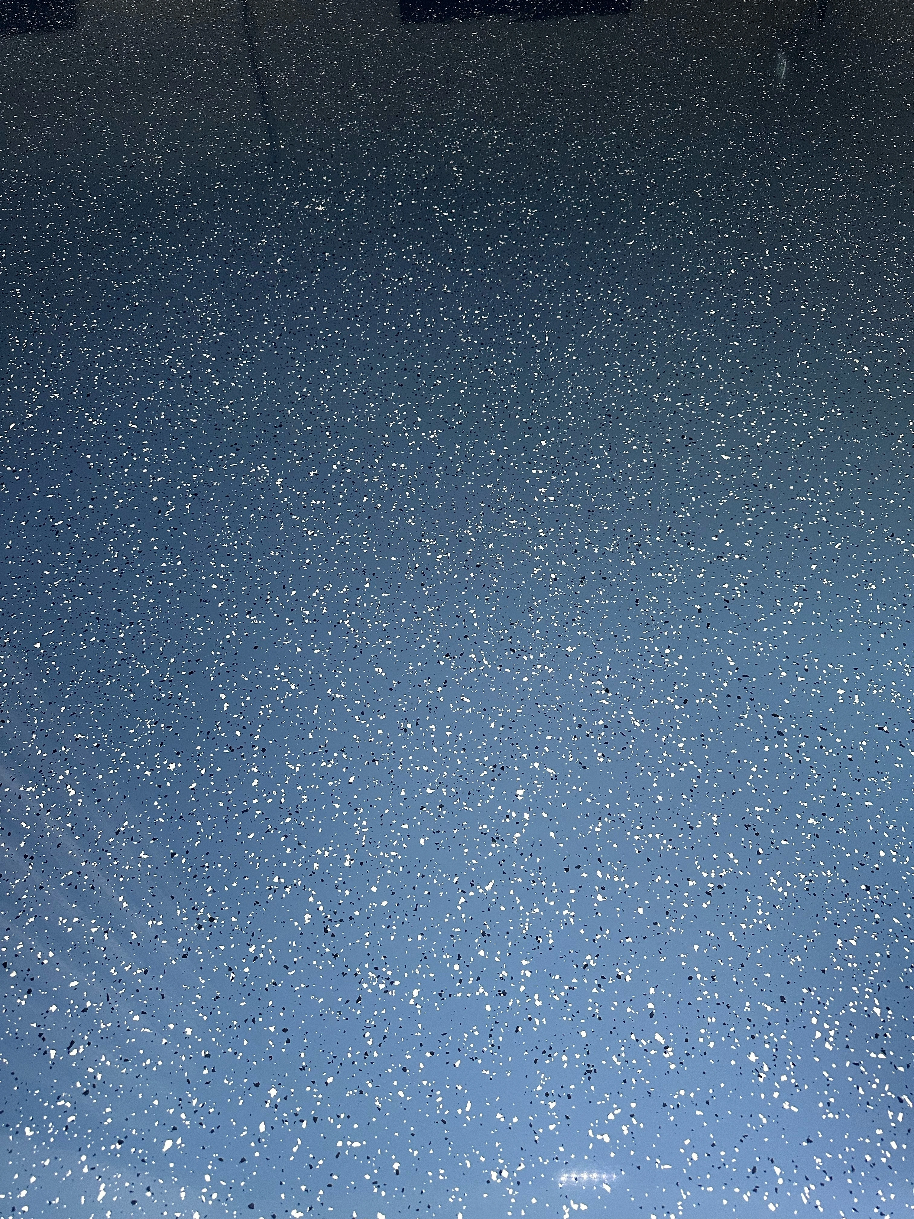 Epoxidharzboden mit blauer Farbe und Sprenkeln – modernes Boden-Design Epoxidharzboden mit blauer Grundfarbe und weißen sowie schwarzen Sprenkeln