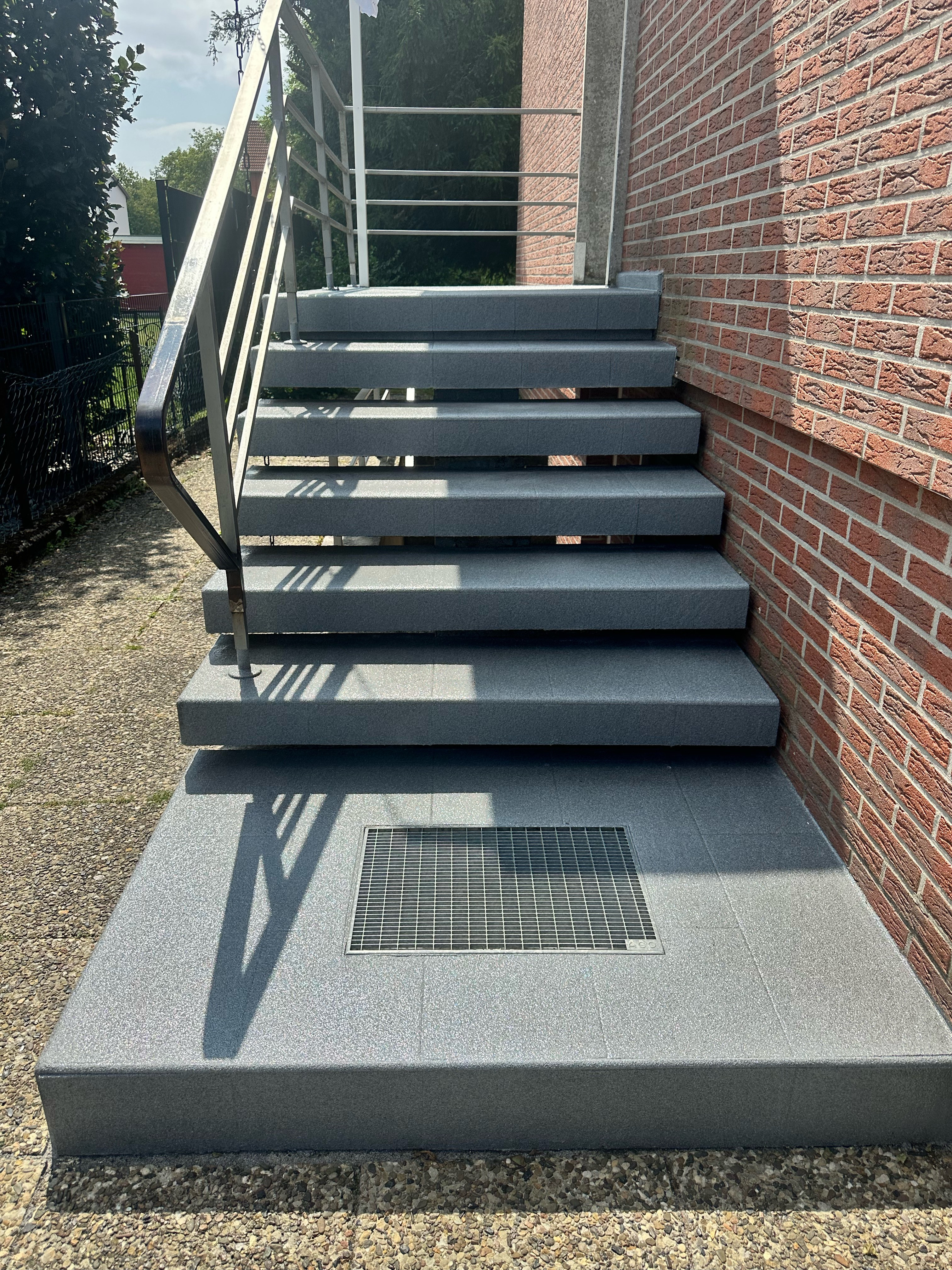 Dekorative rutschhemmende Beläge für Treppen in Eingangsbereichen, moderne Außentreppe mit grauer Oberfläche