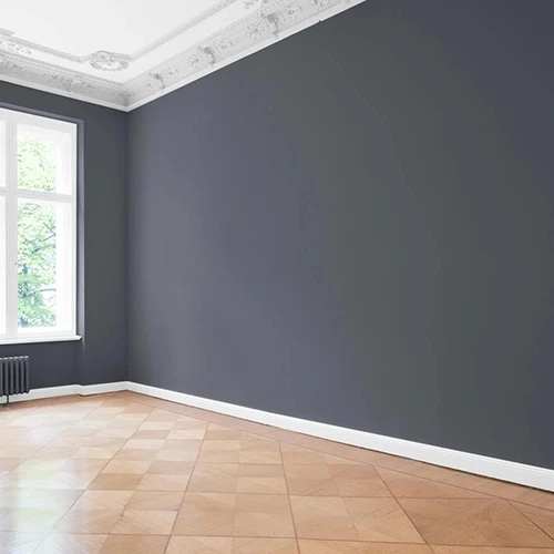 Leerer Raum mit Parkettboden und grauer Wandfarbe