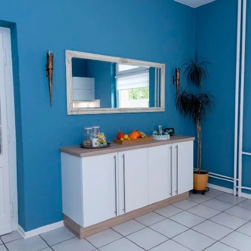 Innenraum mit blauer Wand und weißem Schrank, Maler- und Tapezierarbeiten