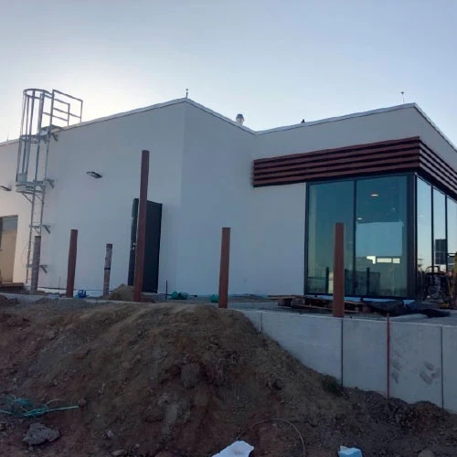 Moderne Gebäudewärmedämmung mit großen Glasfenstern