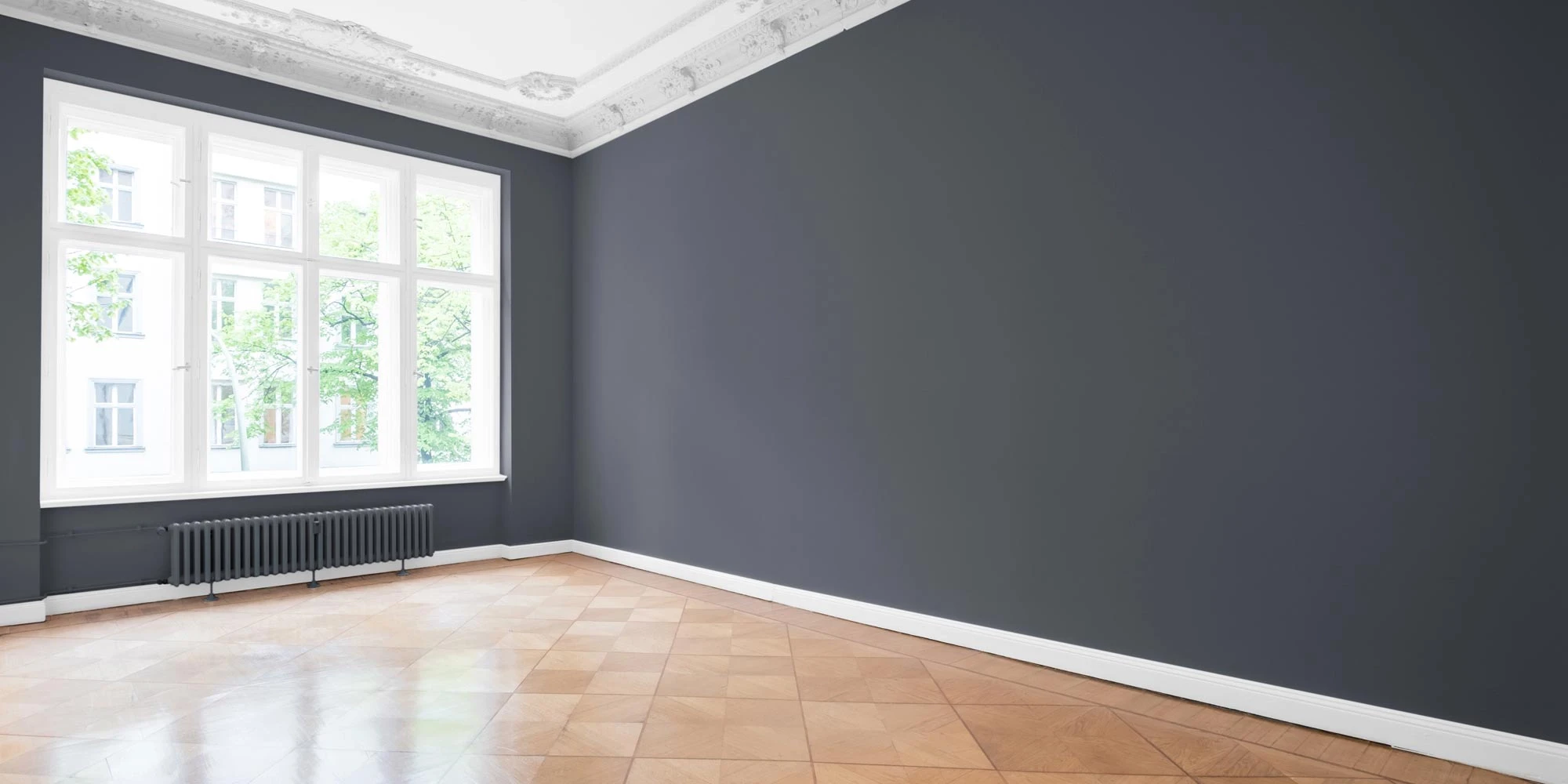 Innenraum mit grauer Wand und Stuckdecke