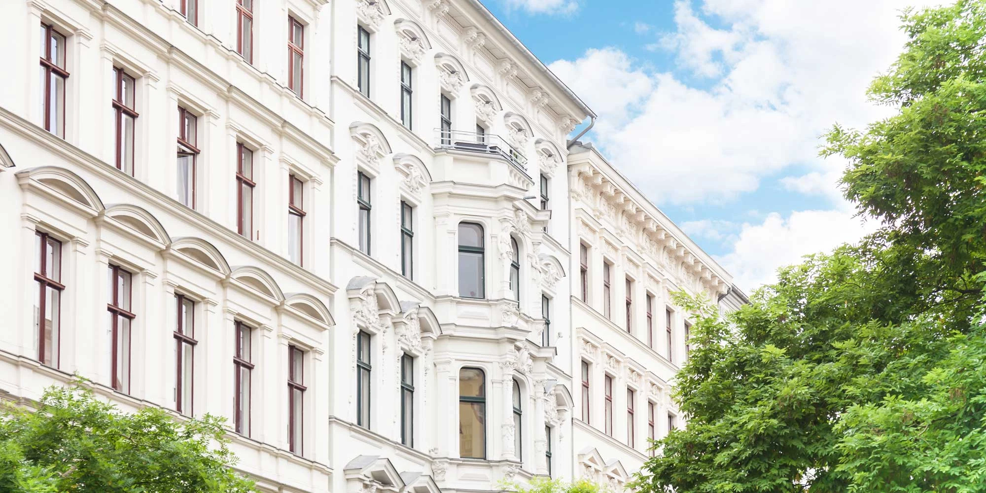 Fassade eines historischen Gebäudes mit kunstvollen Details und blauem Himmel