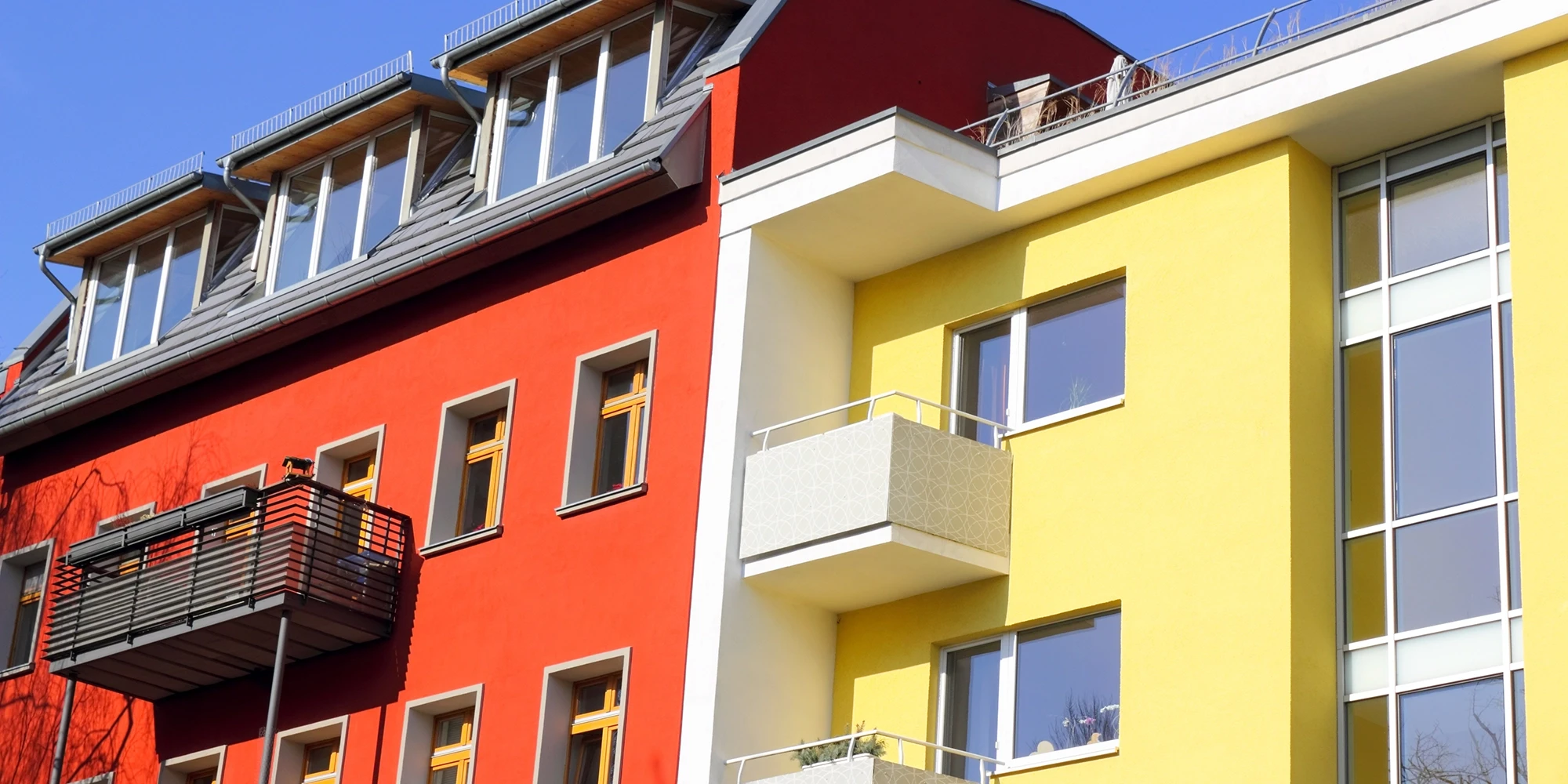 Moderne Fassadengestaltung mit roten und gelben Farben