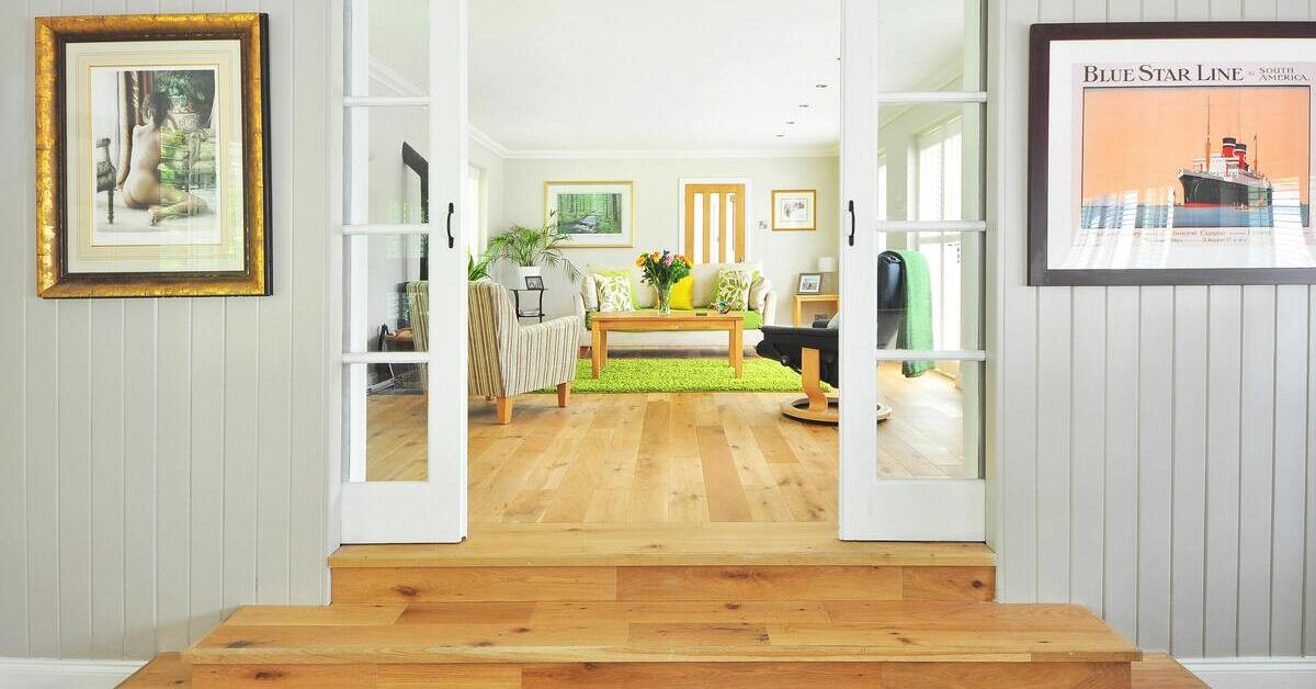 Helle Wohnung mit modernem Parkettboden, offenem Wohnzimmer und stilvoller Einrichtung