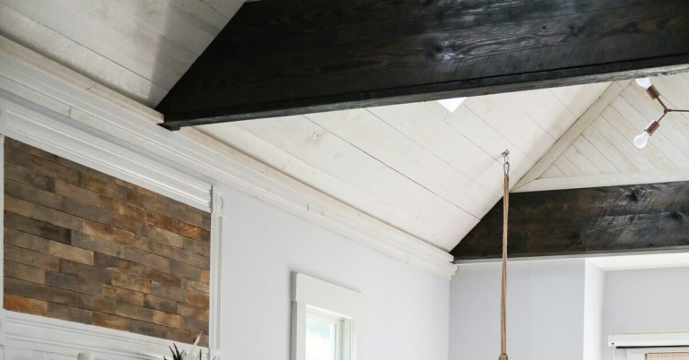 Farbige Holzbalken an der Decke eines modernen Raumes Holzbalken in verschiedenen Farben an einer Zimmerdecke