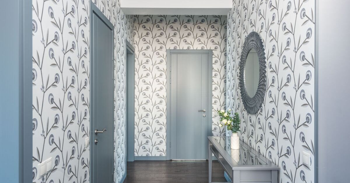 Schöner Flur mit stilvoller Tapete statt gestrichener Wand, modernes Design