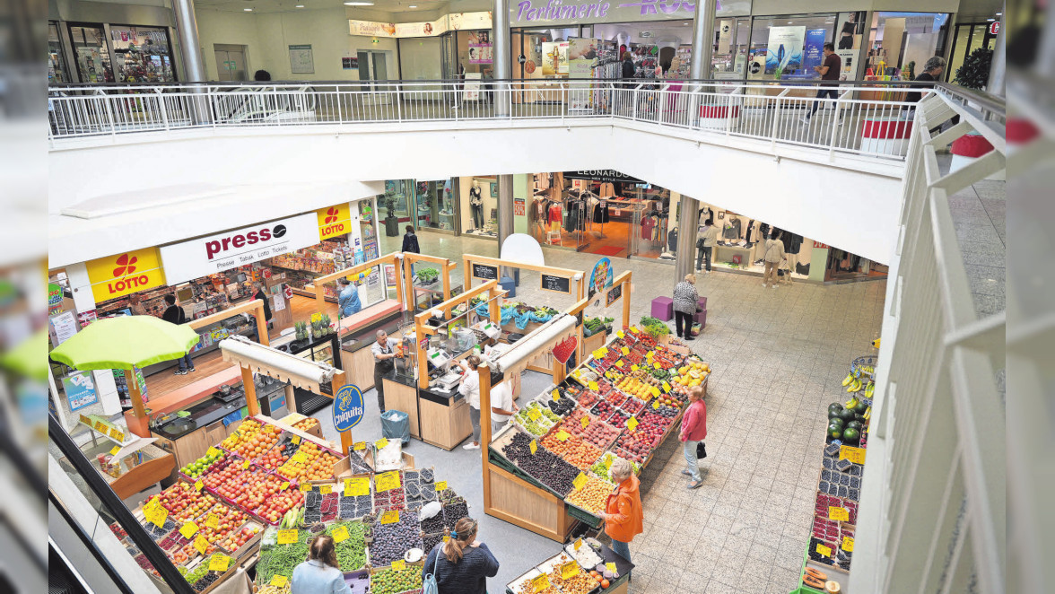 Obstmarkt in einem Einkaufszentrum mit diversen Ständen und Kunden