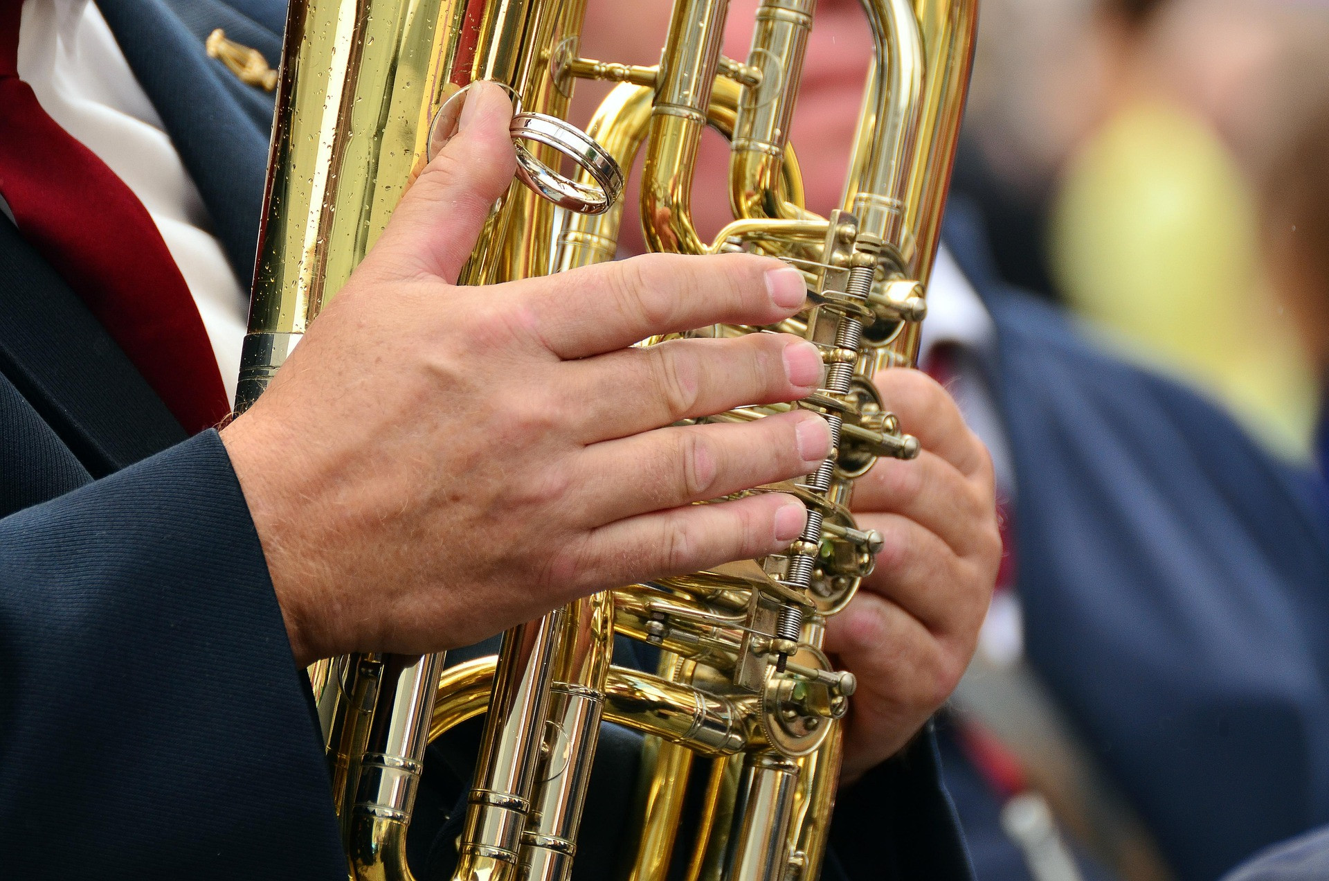 Nahaufnahme von Händen, die eine Tuba spielen