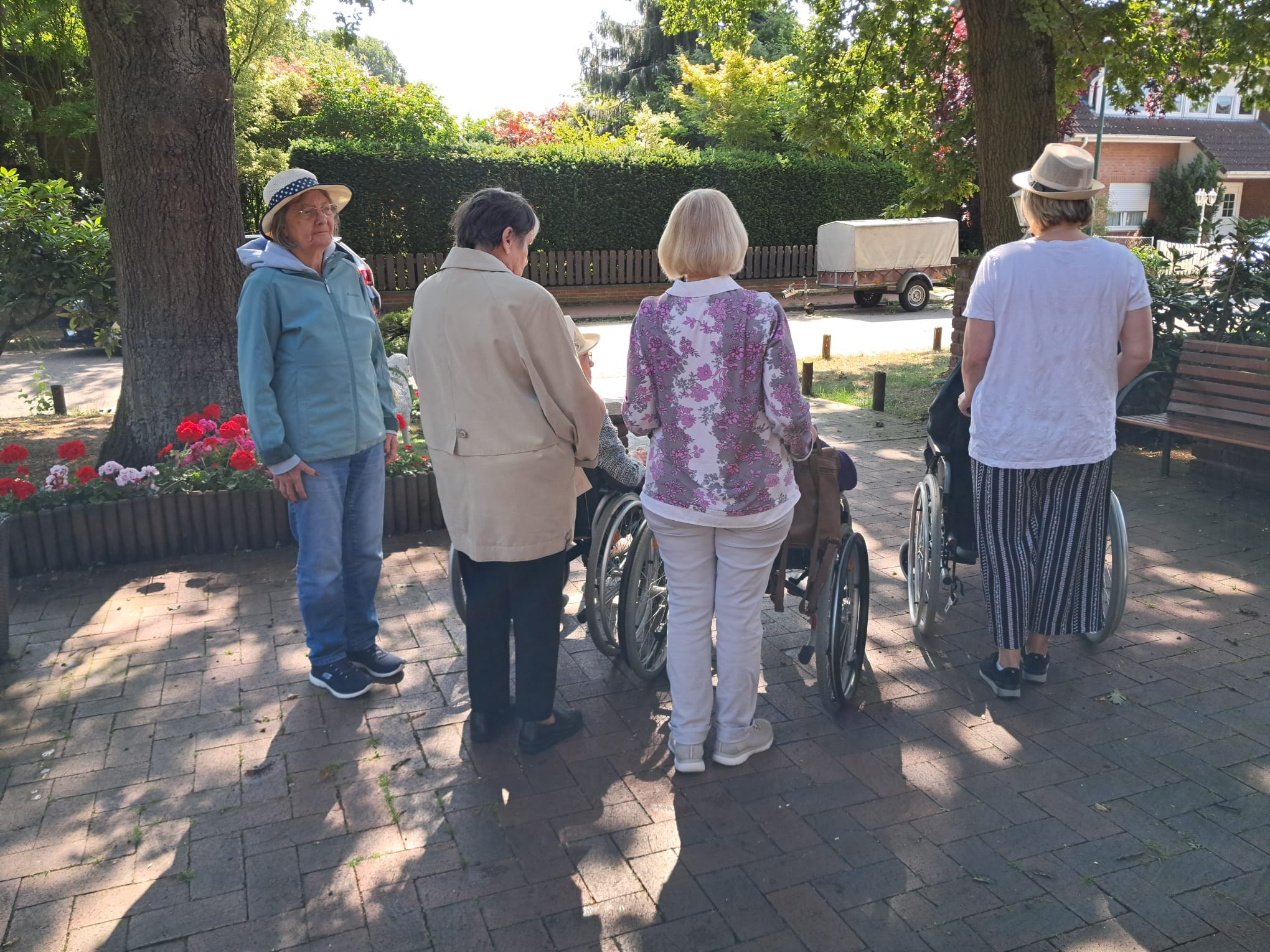 Senioren beim Spaziergang im Park mit Rollstühlen Senioren beim Spaziergang im Park mit Rollstühlen