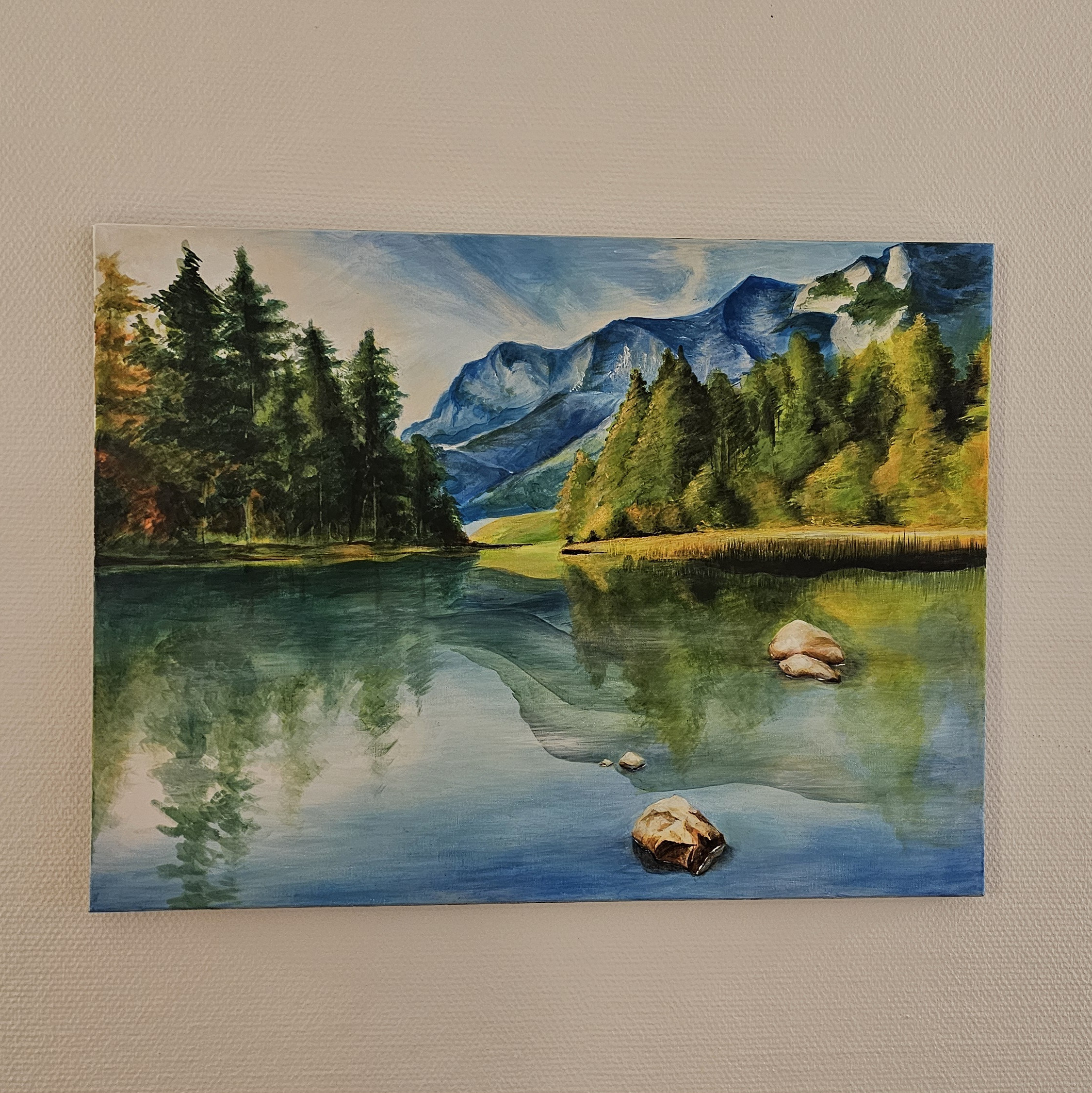 Gemälde einer Berglandschaft mit See und Bergen im Hintergrund Gemälde einer idyllischen Berglandschaft mit See, Bäumen und Bergen im Hintergrund