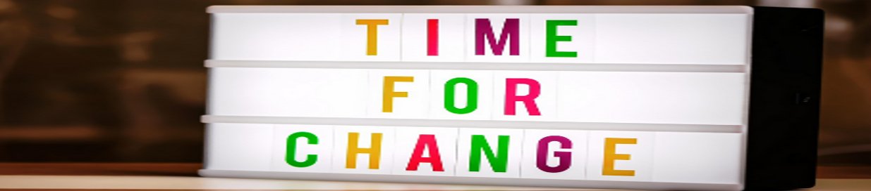 Leuchtbox mit bunten Buchstaben und der Aufschrift 'Time for change'