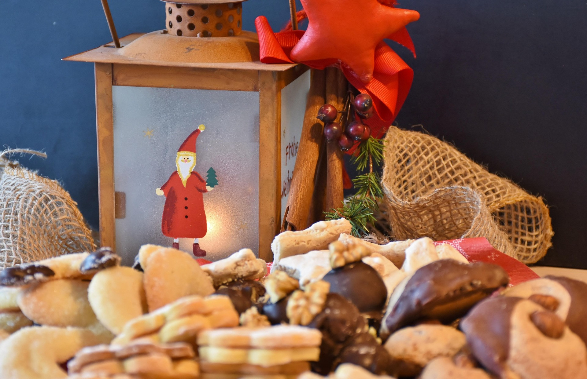 Plätzchen backen zu Weihnachten mit festlicher Dekoration und Weihnachtslaterne